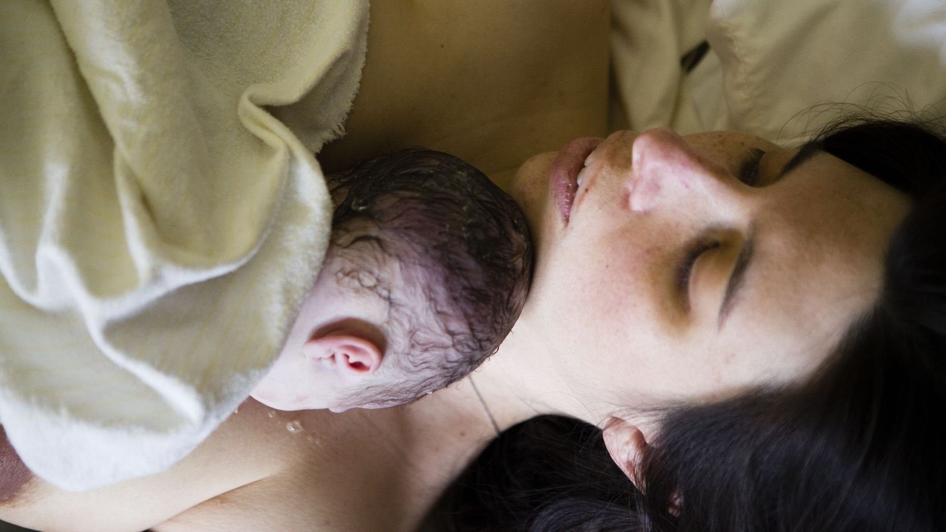 Accouchement : douches chaudes et ballon de grossesse, efficaces pour  diminuer la douleur et le stress 