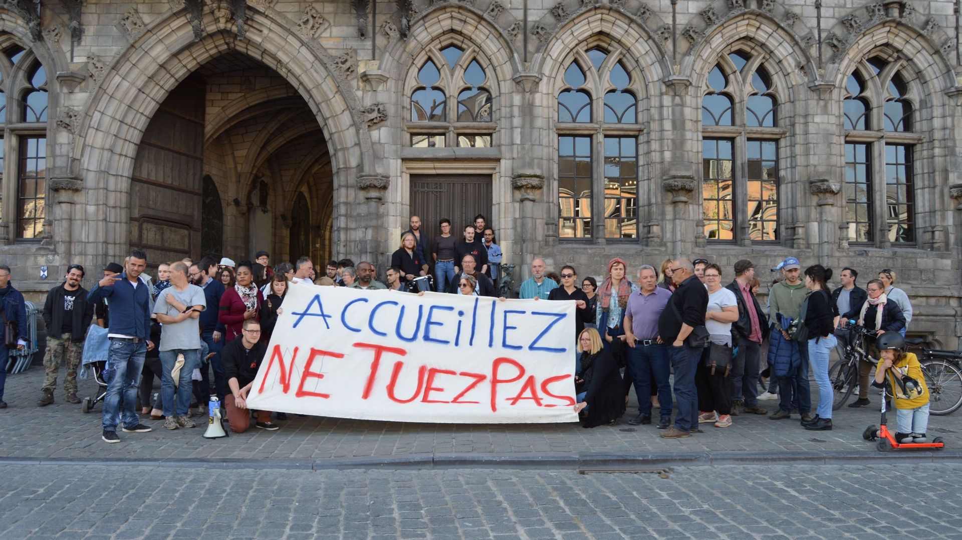 Une cinquantaine de manifestations se sont rassemblés ce vendredi soir sur la Grand-Place de Mons. 