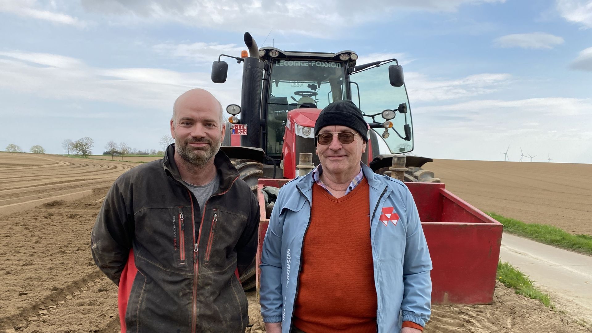 Benoît et Roger Bataille, agriculteurs à Lens-Saint-Servais.