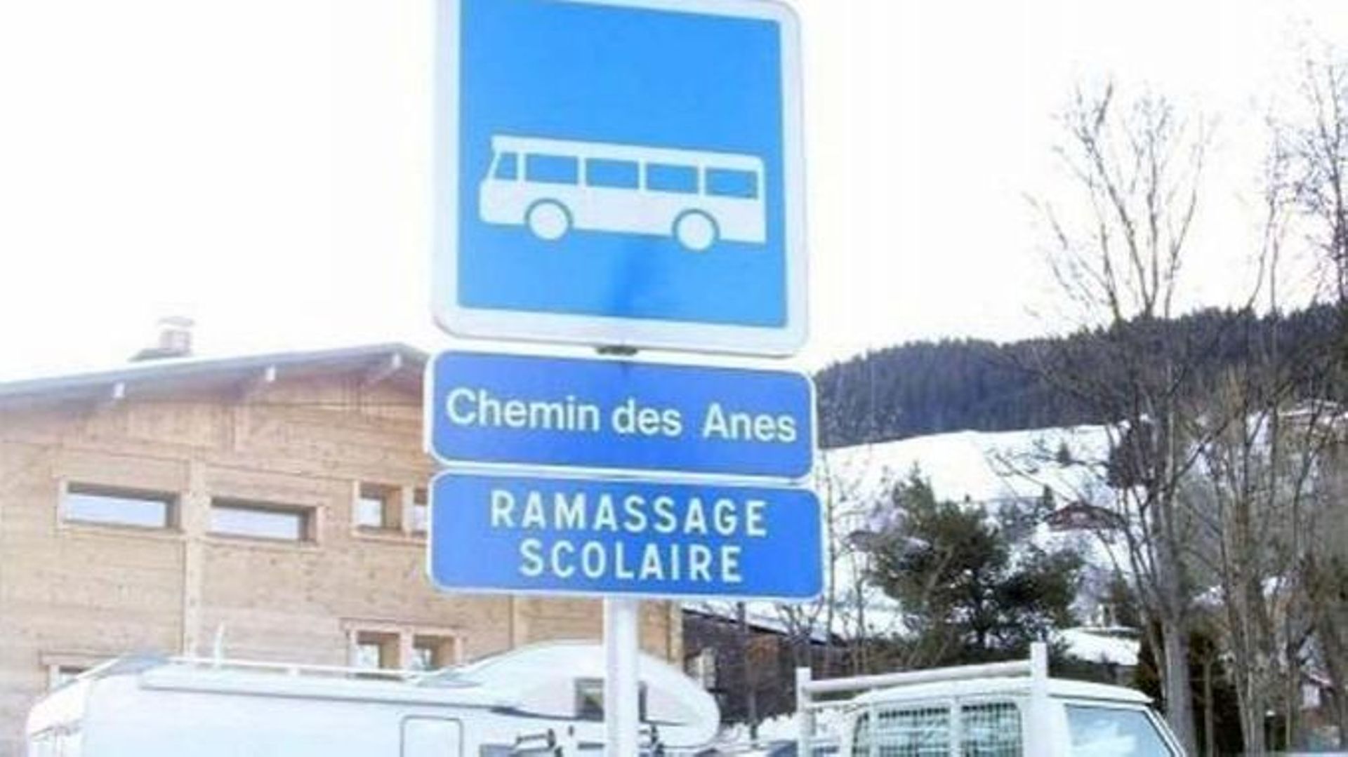 Panneau indiquant qu’il y a un ramassage scolaire dans le "chemin des Anes" dans les Alpes.