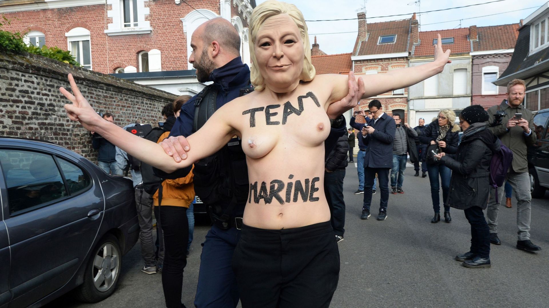 Présidentielle française: les Femen s'invitent à Hénin-Beaumont pour protester contre Le Pen