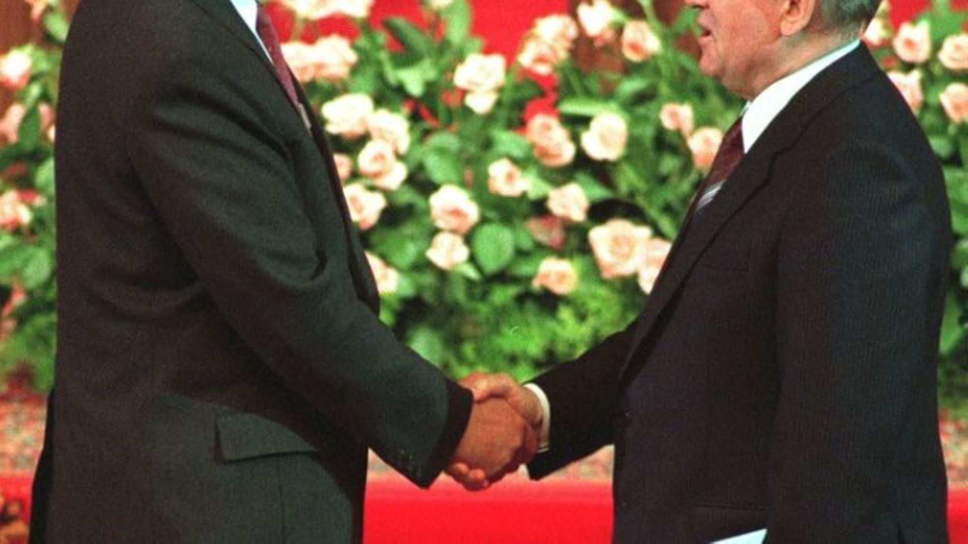 Le président soviétique Mikhaïl Gorbatchev (d) serre la main du nouveau président russe Boris Elstine, le 10 juillet 1991 à Moscou