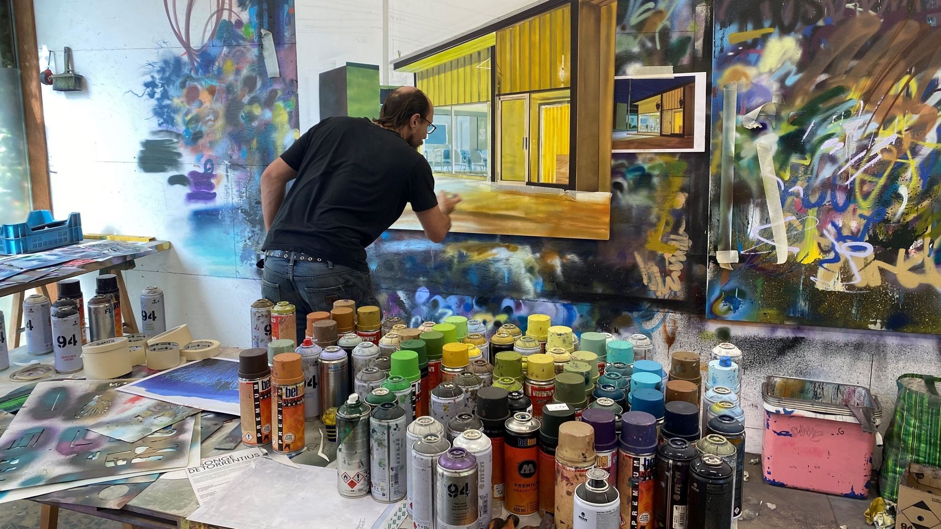 L’artiste peintre Spyk dans son atelier