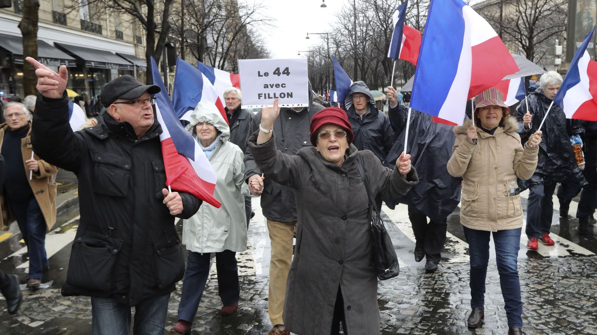 France: en grande difficulté, François Fillon rassemble ses partisans à Paris