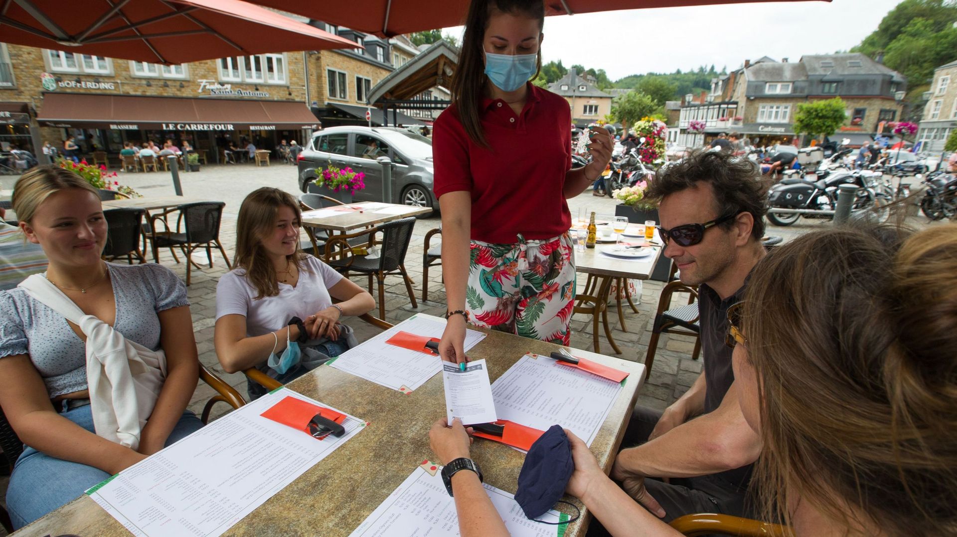 Prise de coordonnées pour les clients d'un restaurant de La Roche en Ardenne, le 25 juillet 2020
