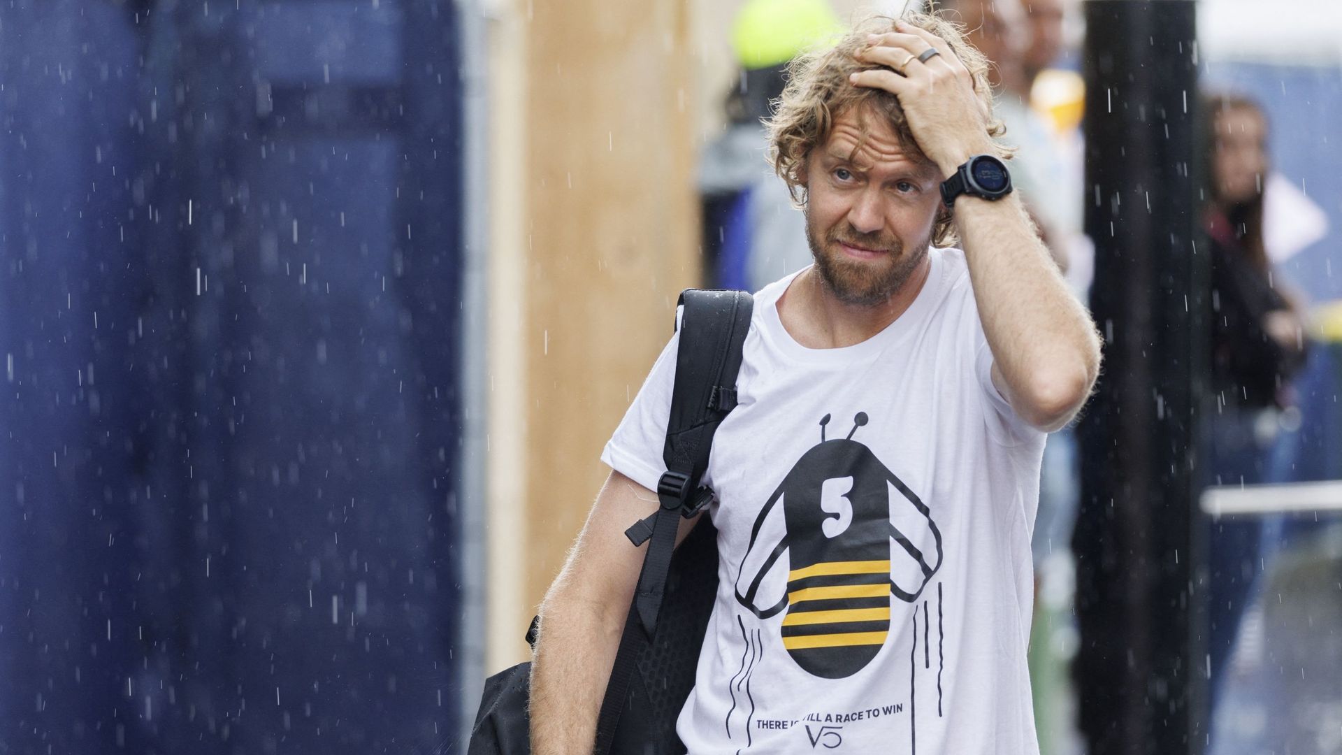 Sebastian Vettel arbore un tee-shirt défendant les abeilles.