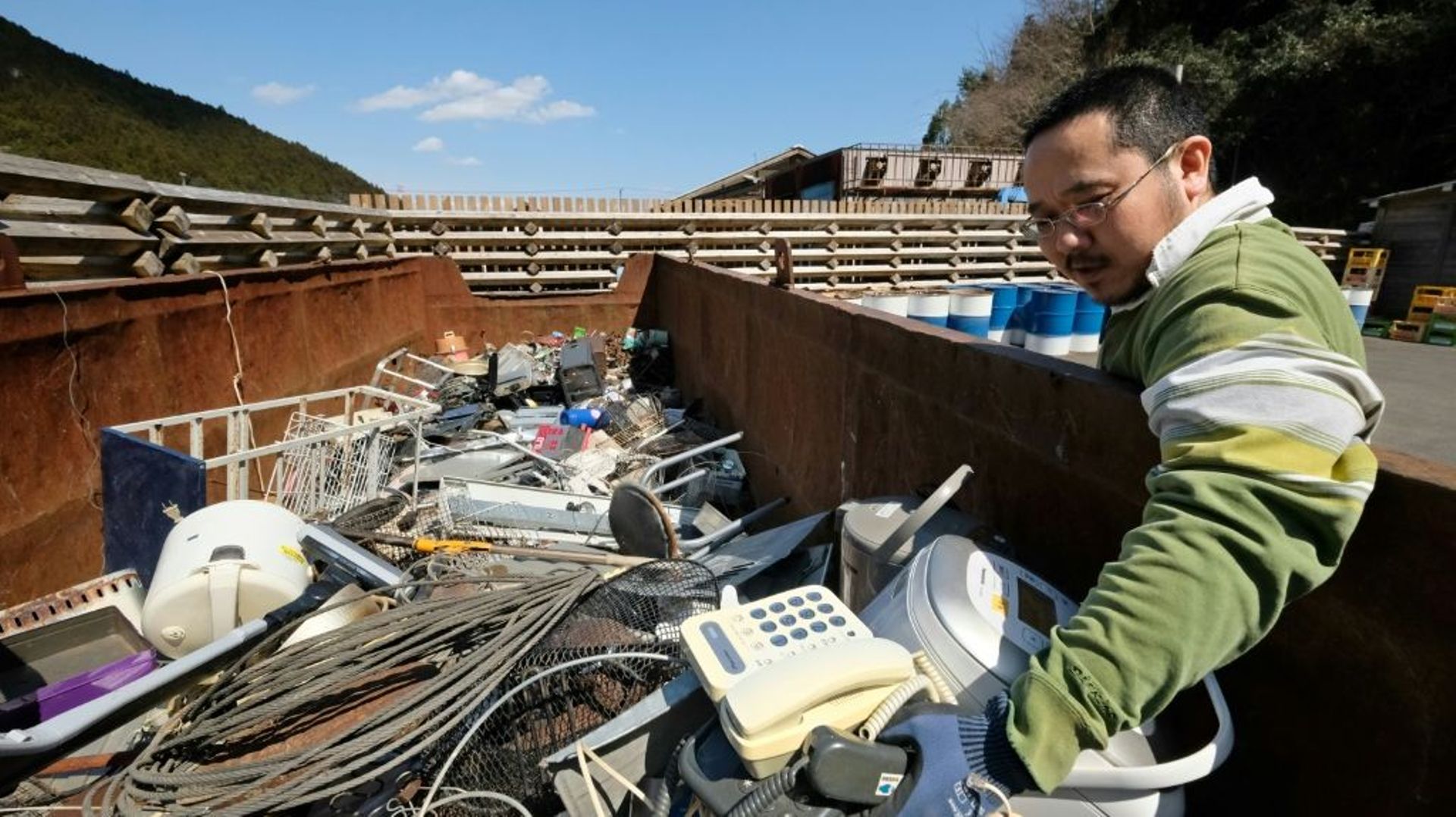 Un habitant de Kamikatsu au Japon apporte à la décharge des objets à recycler, le 14 mars 2019 
