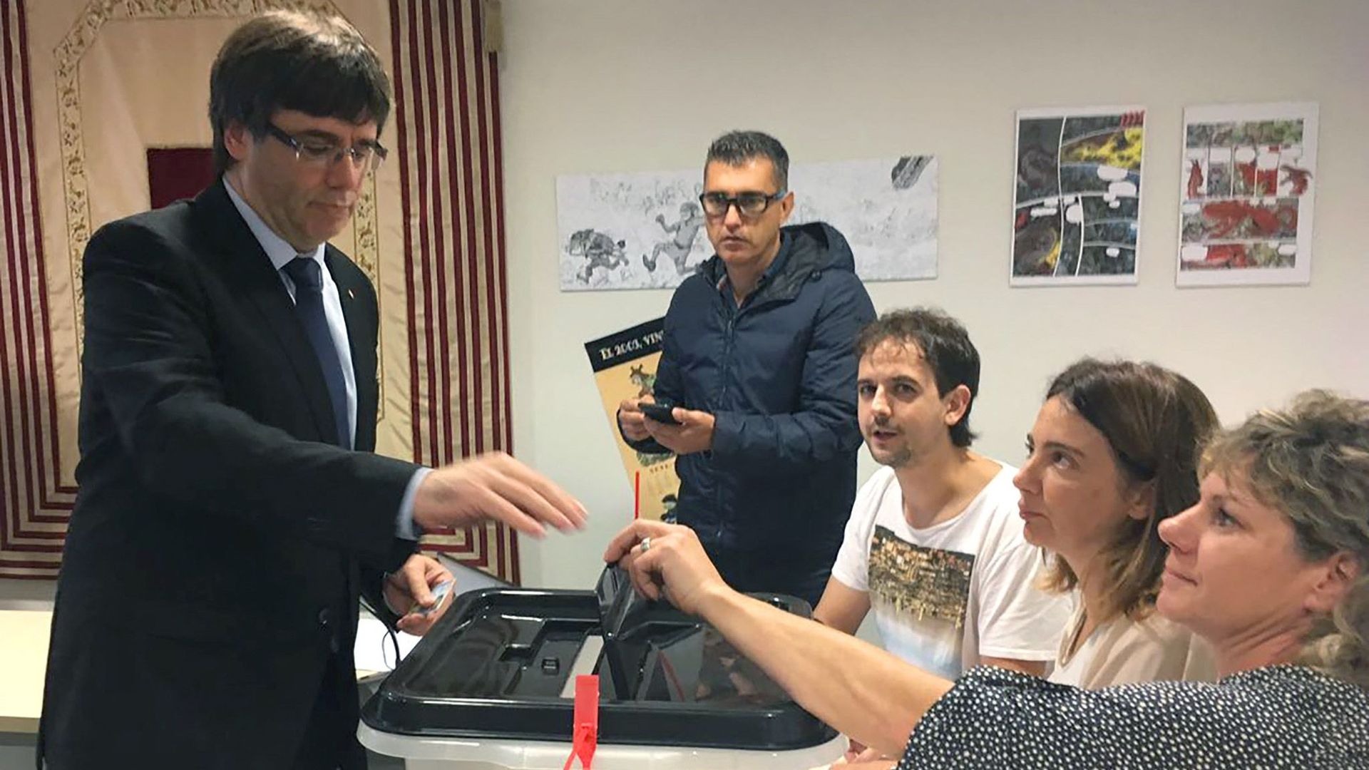 Cette photo a été distribuée le 1er octobre 2017 par les autorités catalanes. Elle montre Carles Puigdemont glisser son bulletin dans une urne lors du référendum dont la légalité a été contestée par les autorités espagnoles.