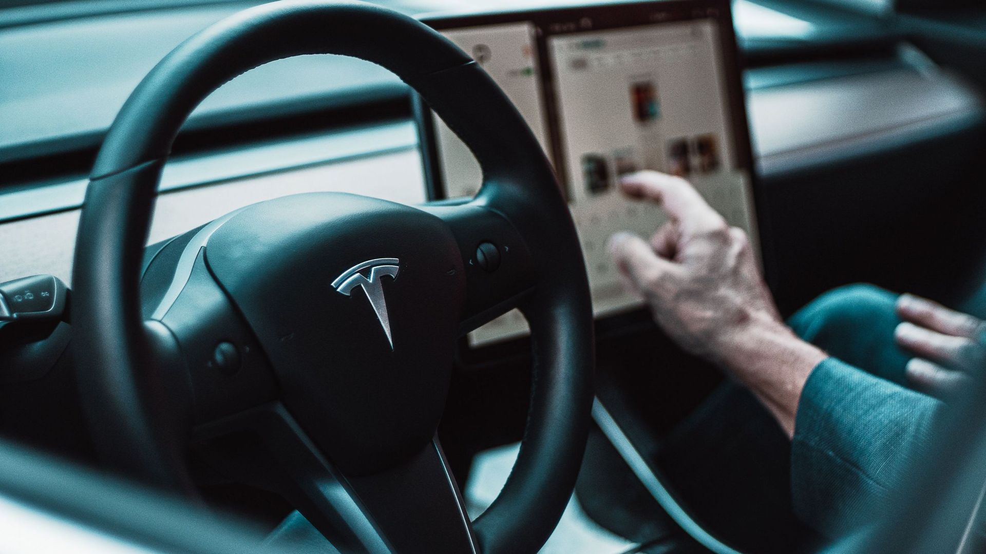 Tesla : un développeur parvient à installer Apple CarPlay sur l’écran de bord