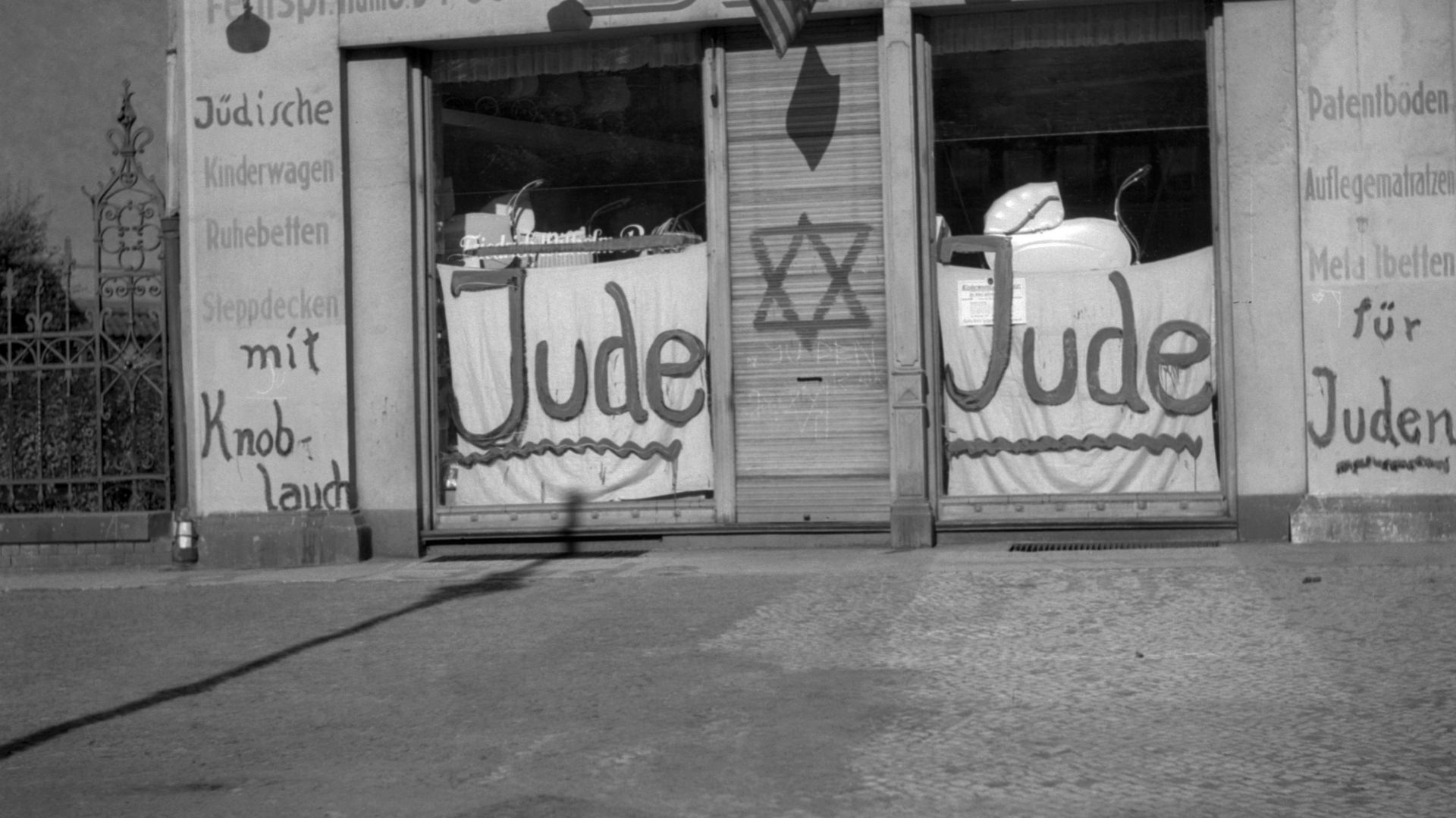 La devanture d’un magasin juif, marquée par des graffitis antisémites, à Berlin en 1938.