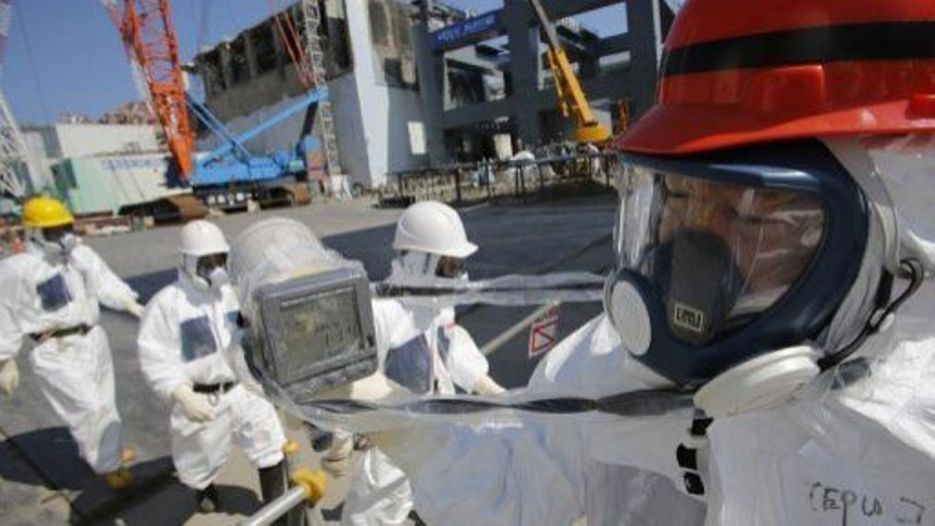 Un homme muni de protections contrôle le taux de radioactivité sur le site de la centrale nucléaire de Fukushima, au Japon, le 6 mars 2013