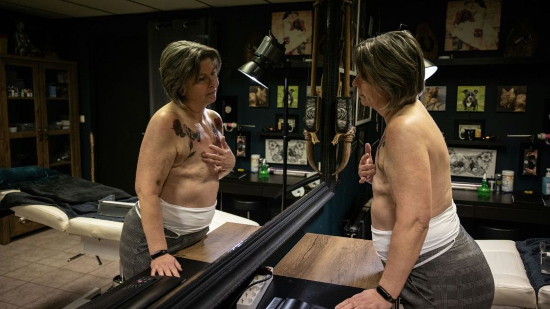 Jacqueline van Schaik se fait tatouer des fleurs sur la poitrine après une mastectomie due à un cancer des seins, à Lelystad, aux Pays-Bas, le 10 janvier 2023
