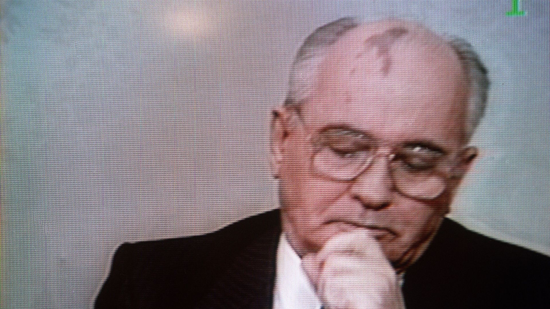 Le président soviétique Mikhaïl Gorbatchev a l'air abattu alors qu'il s'adresse à la nation pour annoncer sa démission sur une image télévisée prise à Moscou le 25 décembre 1991. Gorbatchev a ainsi mis fin à près de sept ans de pouvoir et a marqué la fin 