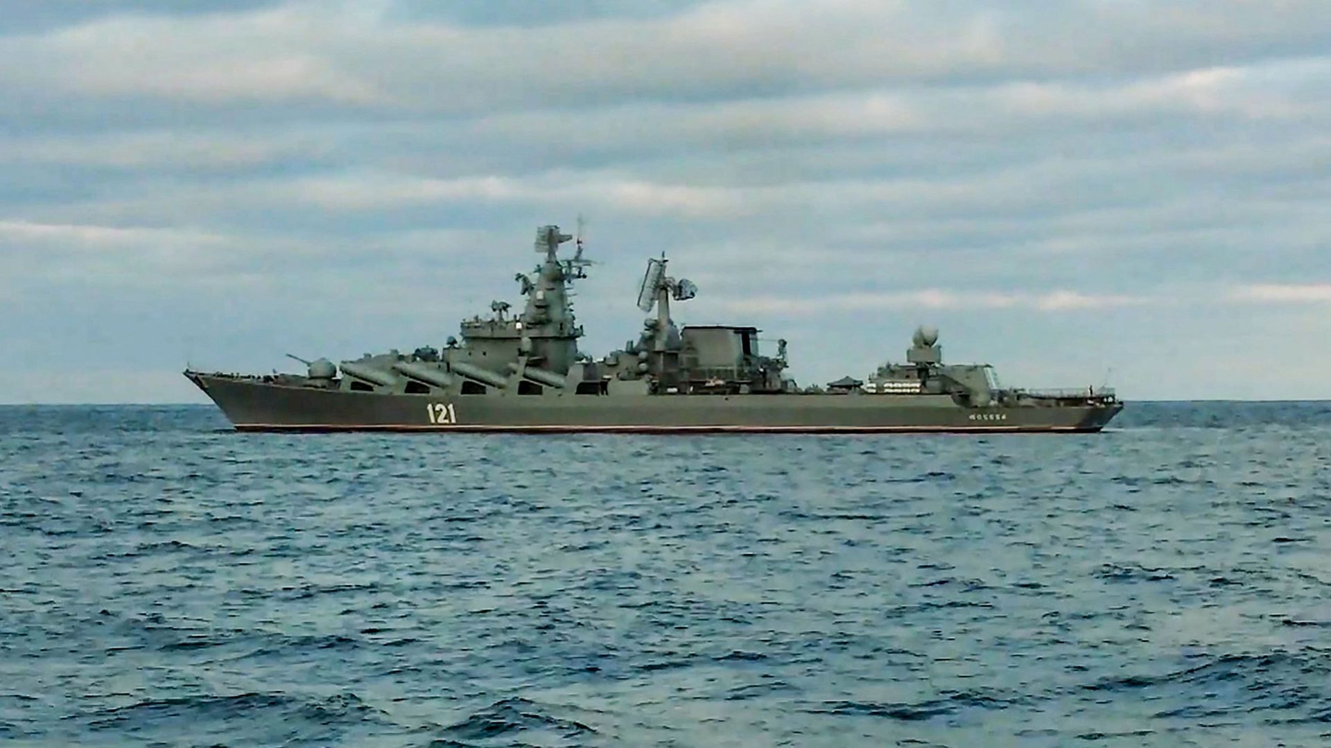 Cette capture vidéo publiée par le ministère russe de la Défense le 12 février 2022 montre le croiseur russe Moskva lors des exercices de la mer Noire à l'extérieur du port de Crimée de Sébastopol.