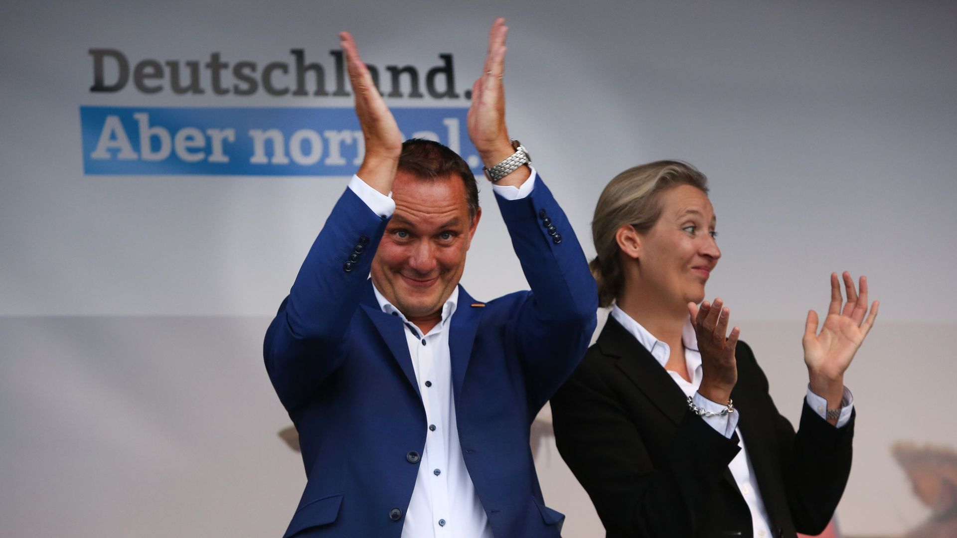 Tino Chrupalla (à gauche) and Alice Weidel, co-candidats du parti Alternative pour l'Allemagne (AfD), espèrent pouvoir applaudir à nouveau leurs partisans lors des échéances à venir.  

