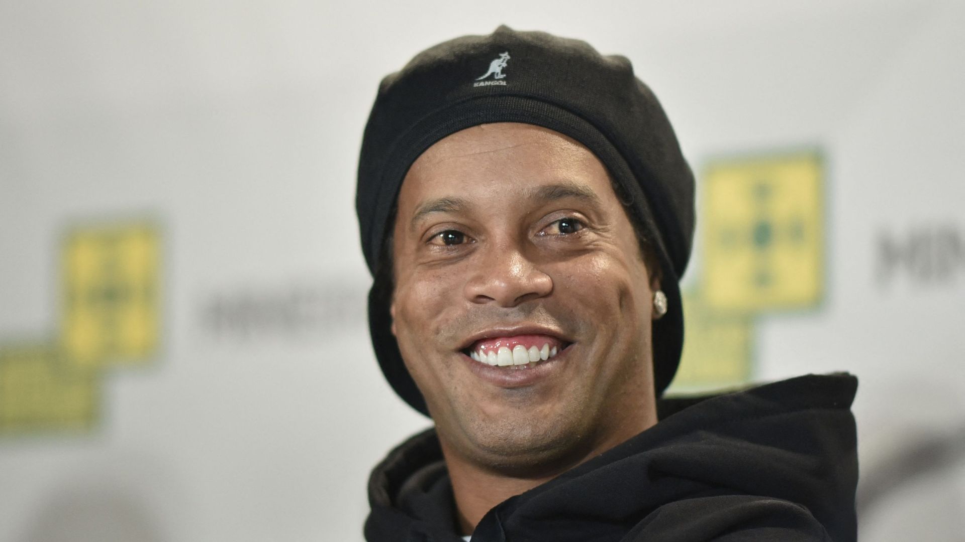 Lo Standard vince contro La Gantois in una partita festosa, Ronaldinho raddoppia con Roche