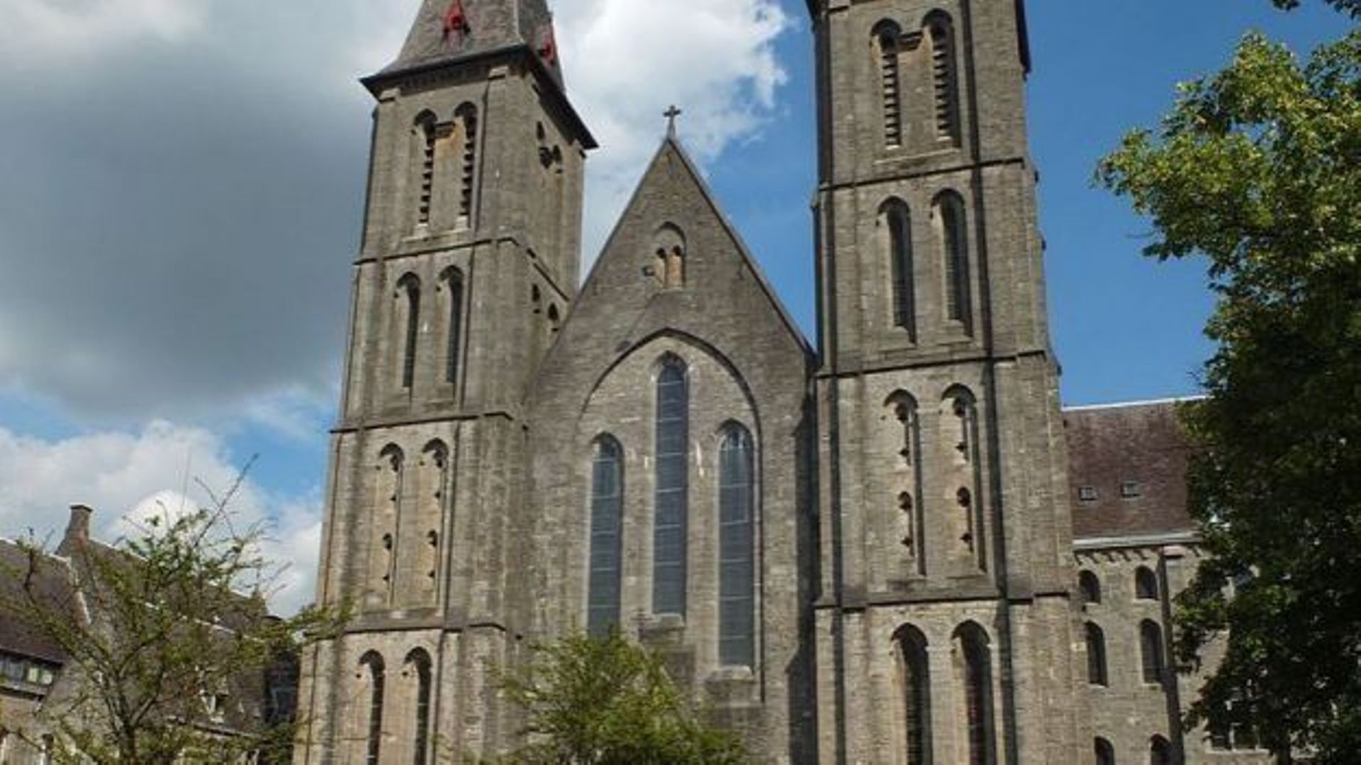 Abbaye de Maredsous de style néogothique datant du 19e s.