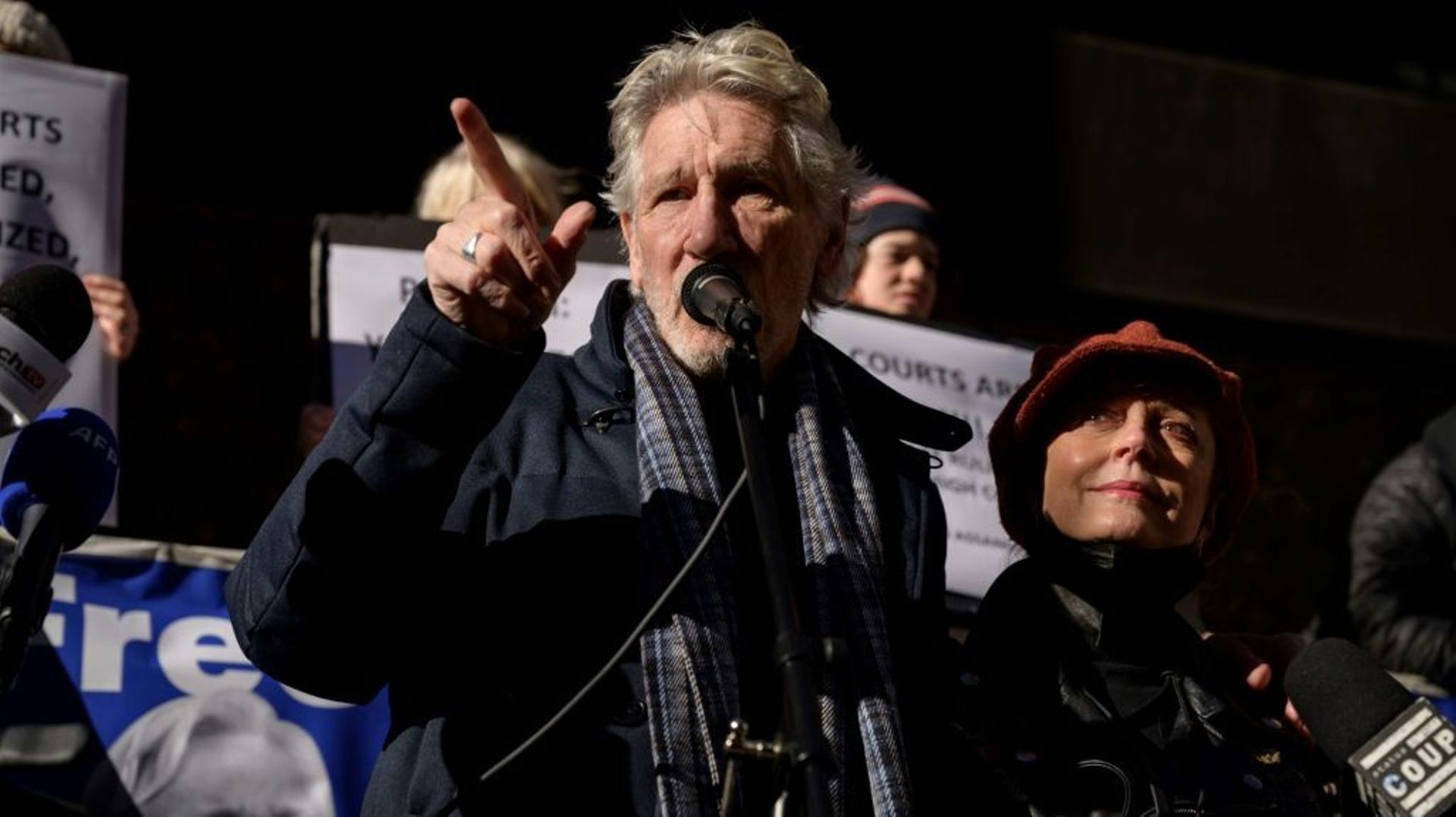 Le musicien britannique Roger Waters et l'actrice américaine Susan Sarandon manifestent le 13 décembre 2021 à New York devant le consulat britannique contre le processus d'extradition vers les Etats-Unis du fondateur de WikiLeaks Julian Assange