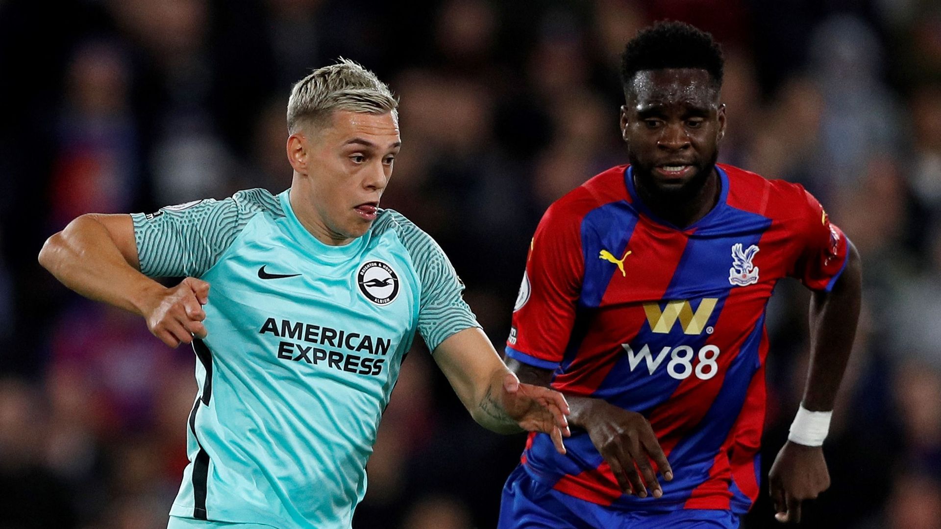 Leandro Trossard au duel avec Odsonne Edouard. 