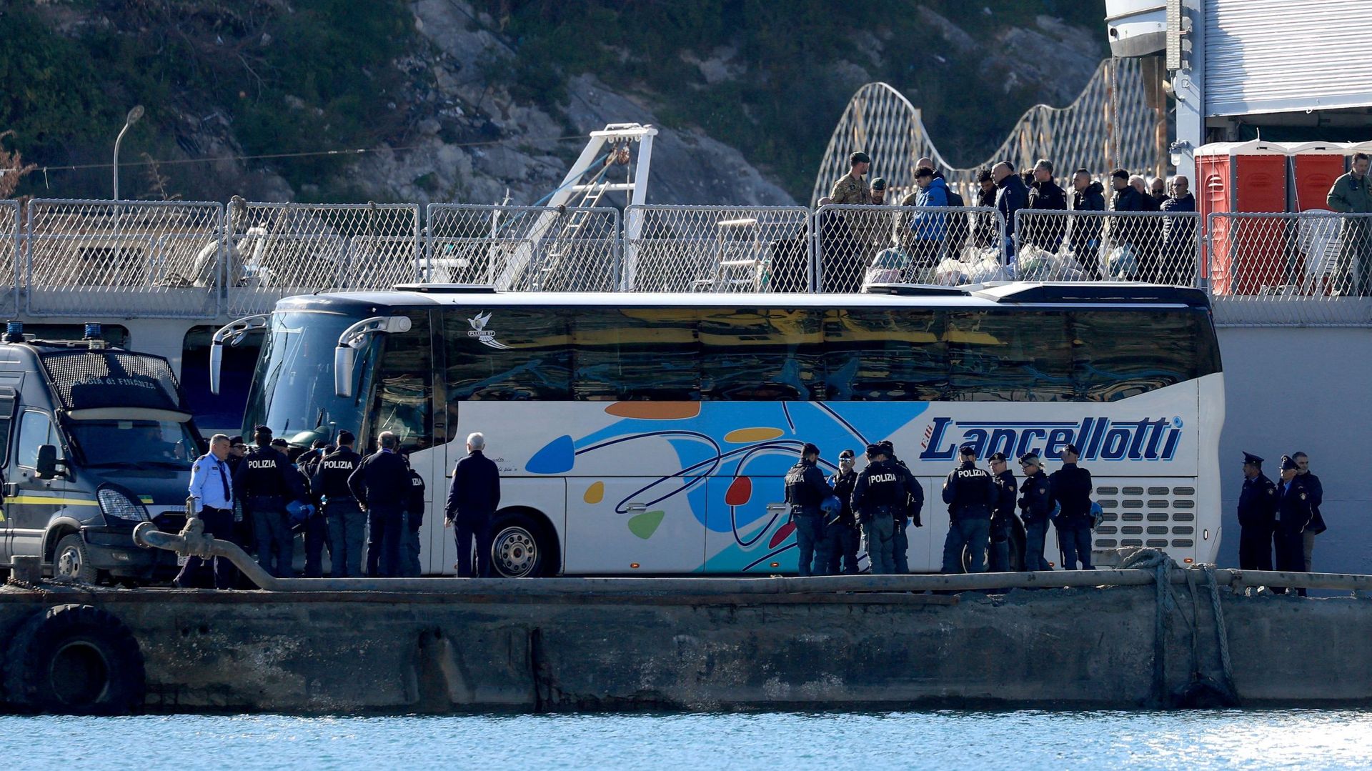 Grèce : plus de 500 migrants secourus au large de la Crète - RTBF Actus