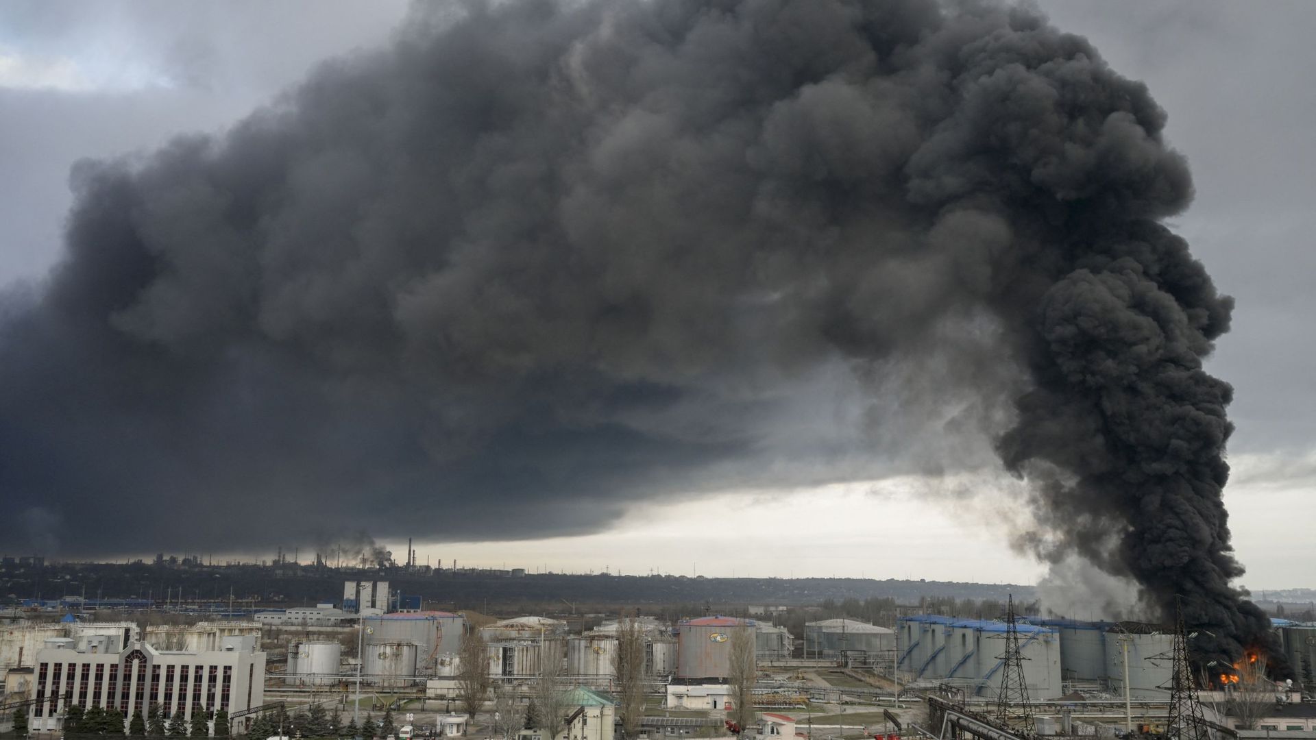 De la fumée s’élève après une attaque de l’armée russe à Odessa, le 3 avril 2022.