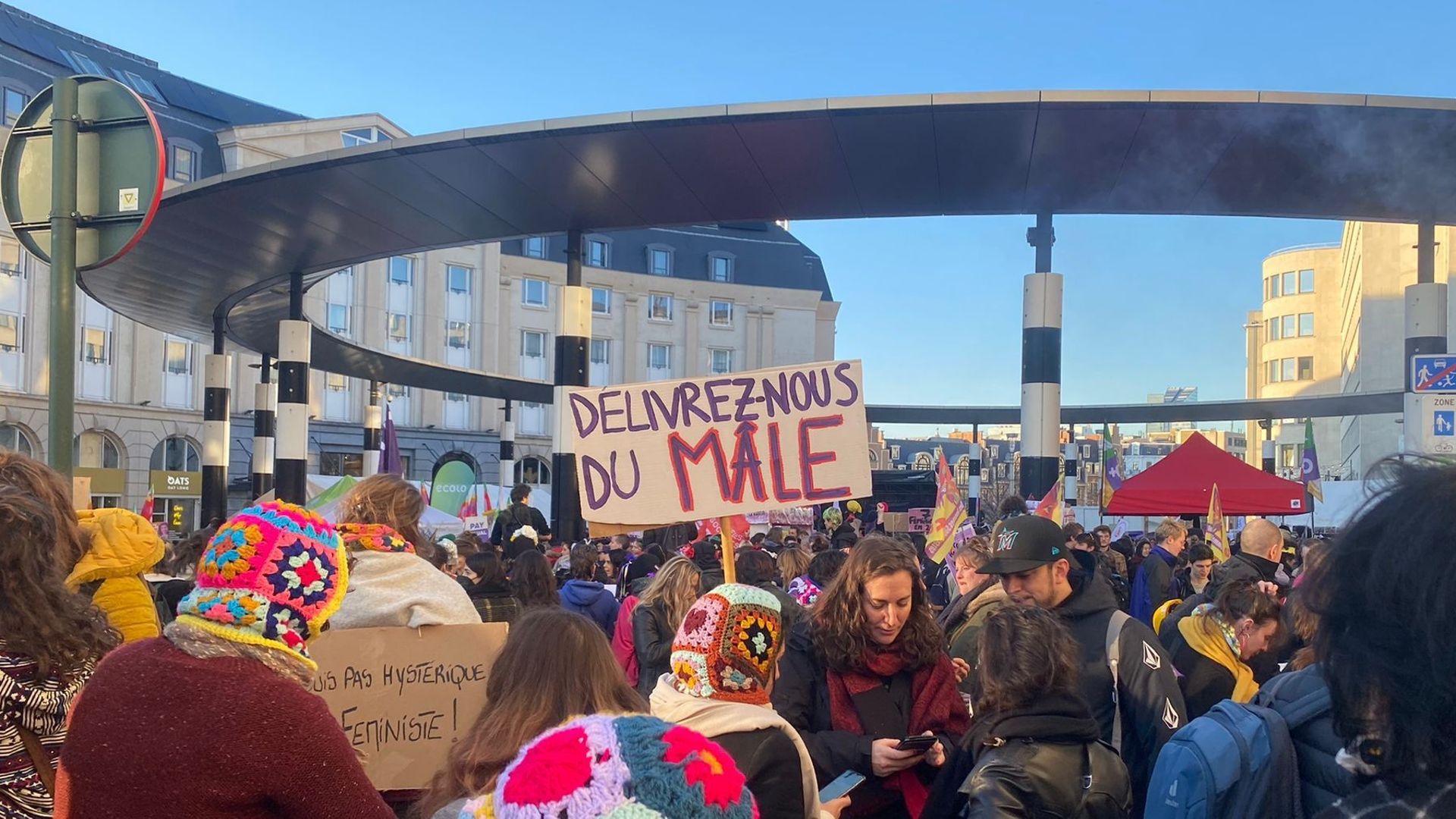 Des centaines de manifestantes et de manifestants se sont donné rendez-vous devant la gare centrale avant de défiler dans les rues de Bruxelles.