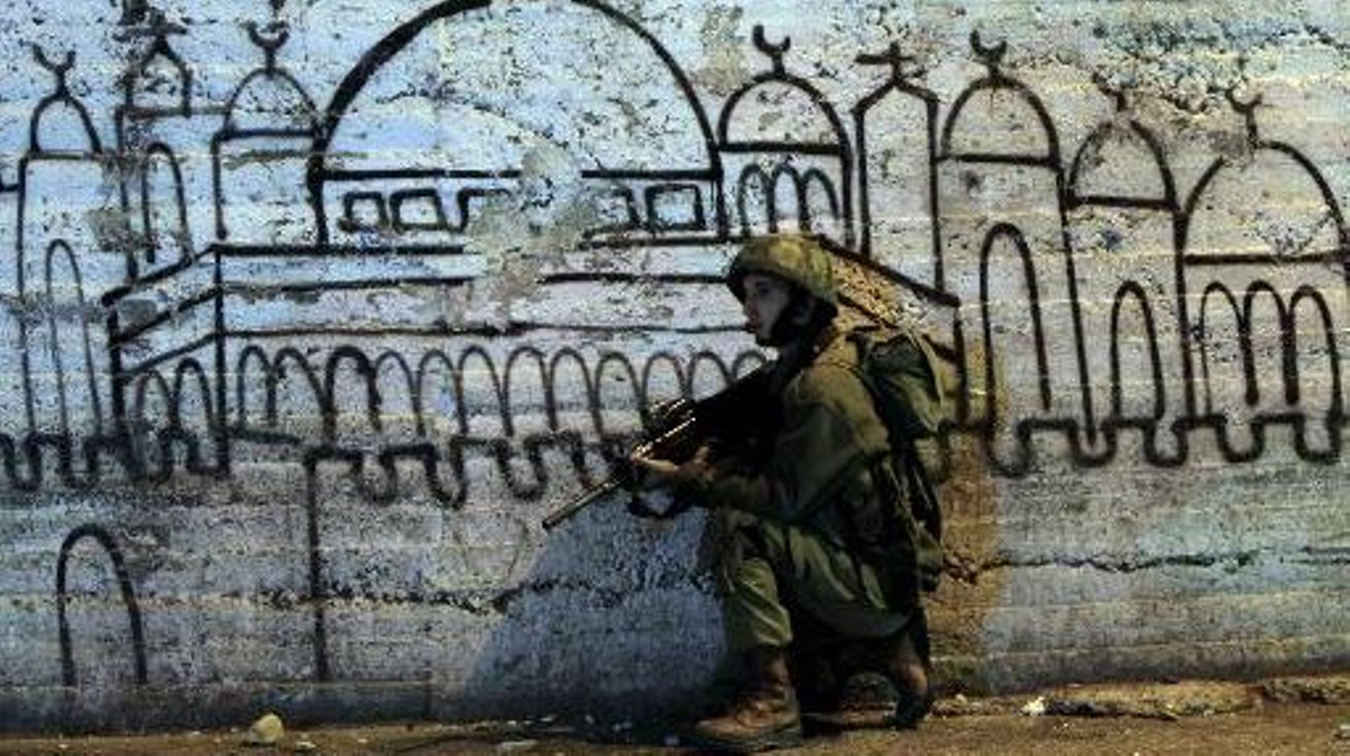Un soldat israélien participant aux recherches pour retrouver les trois étudiants enlevés, lors d'affrontements avec des Palestiniens à Ramallah, le 22 juin 2014