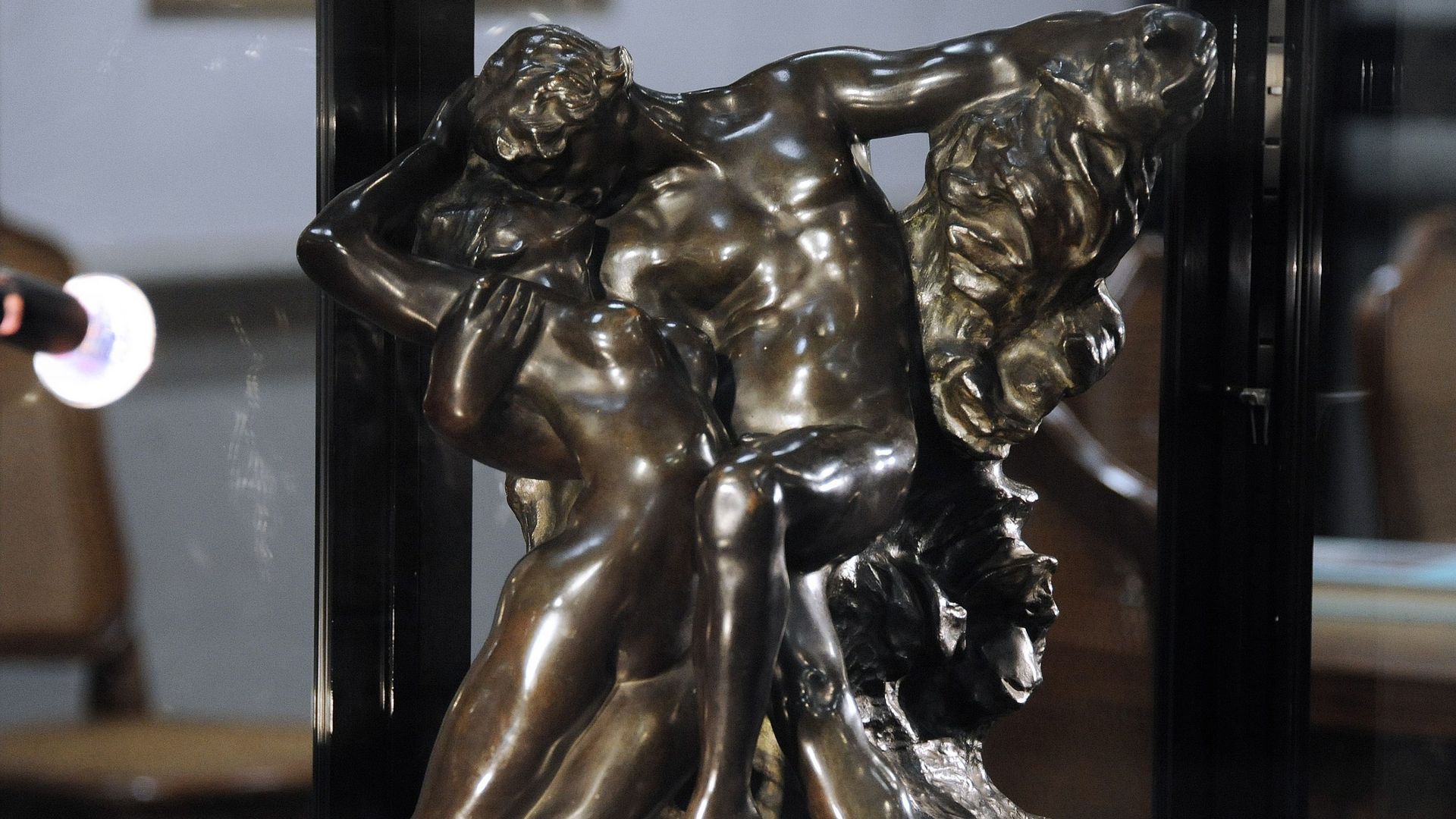 L'oeuvre mesure 80 centimètres de longueur, 66 de hauteur, pour 154 kg et est une variante de la sculpture en marbre "Le Baiser", exposée au Musée Rodin à Paris