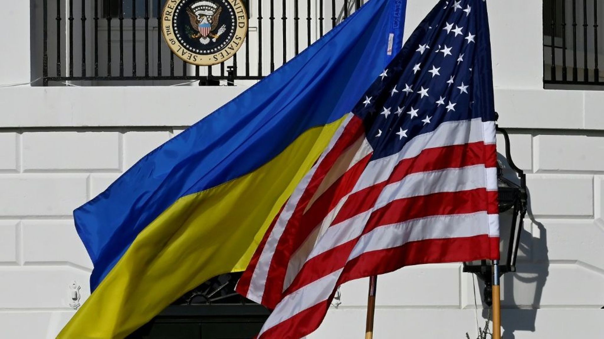 Les drapeaux américain et ukrainien flottent devant la Maison Blanche pour la visite de Volodymyr Zelensky, le 21 décembre 2022