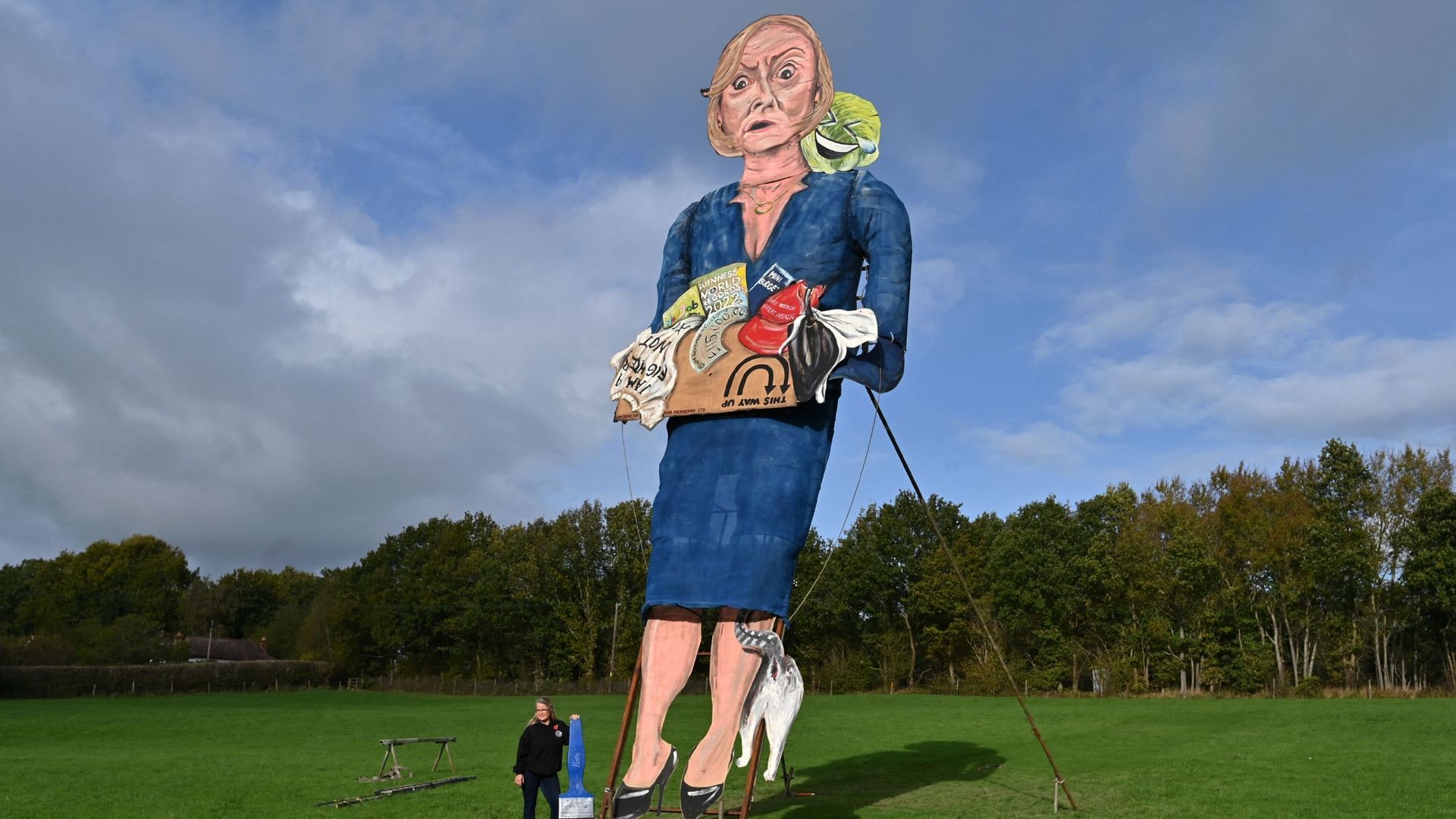 L’artiste Andrea Deans pose avec le "Celebrity Guy" de 2022 de l’Edenbridge Bonfire Society, l’ancien Premier ministre britannique Liz Truss, lors de l’inauguration à Edenbridge, dans le sud de l’Angleterre, le 2 novembre 2022.