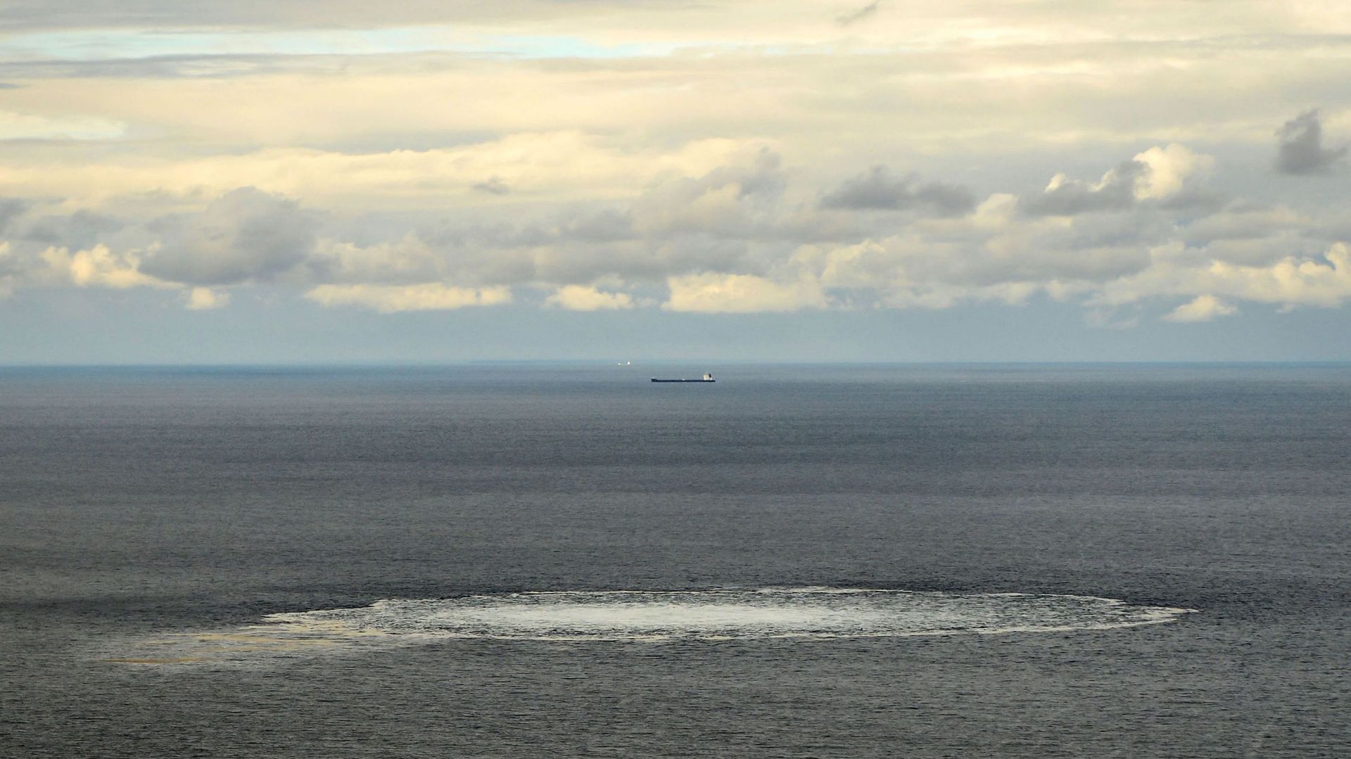 Cette photo publiée le 30 septembre 2022 par le commandement de la défense danoise et prise le 29 septembre 2022 montre l’une des quatre fuites de gaz sur l’un des gazoducs endommagés Nord Stream en mer Baltique.