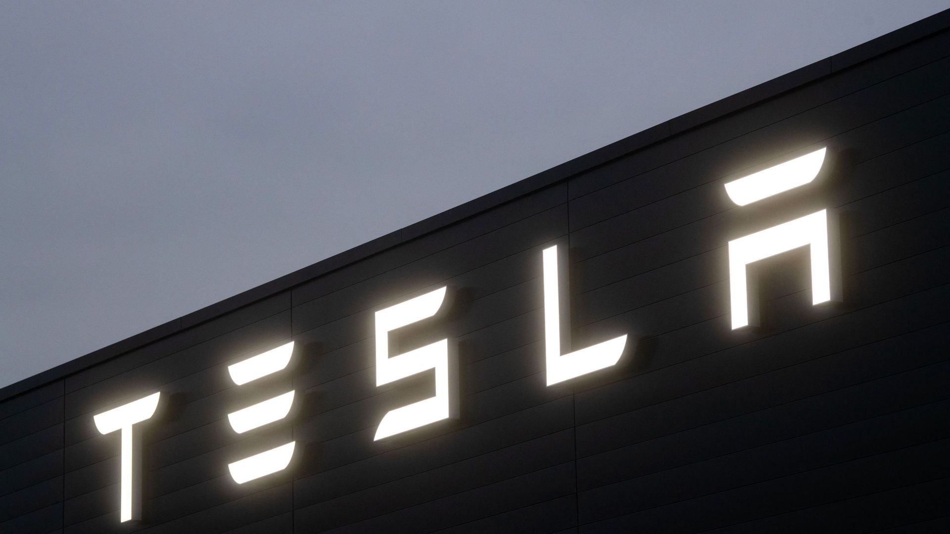 Tesla Devient L'entreprise La Plus Chère En Bourse Du Secteur ...