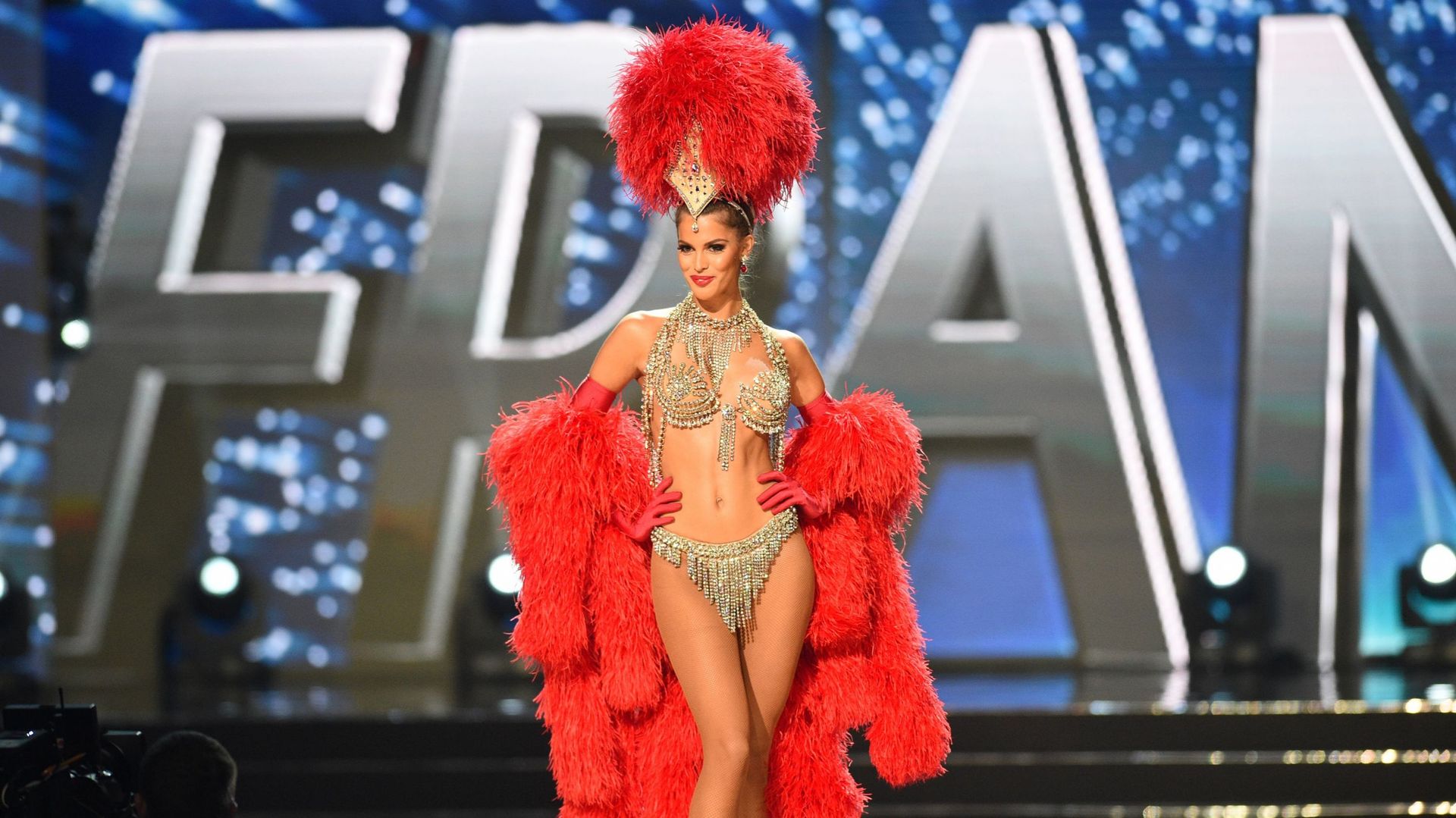Iris Mittenaere avait arboré comme "costume national" lors de la compétition préliminaire, une tenue évoquant le Moulin Rouge et les danseuses de cabaret.