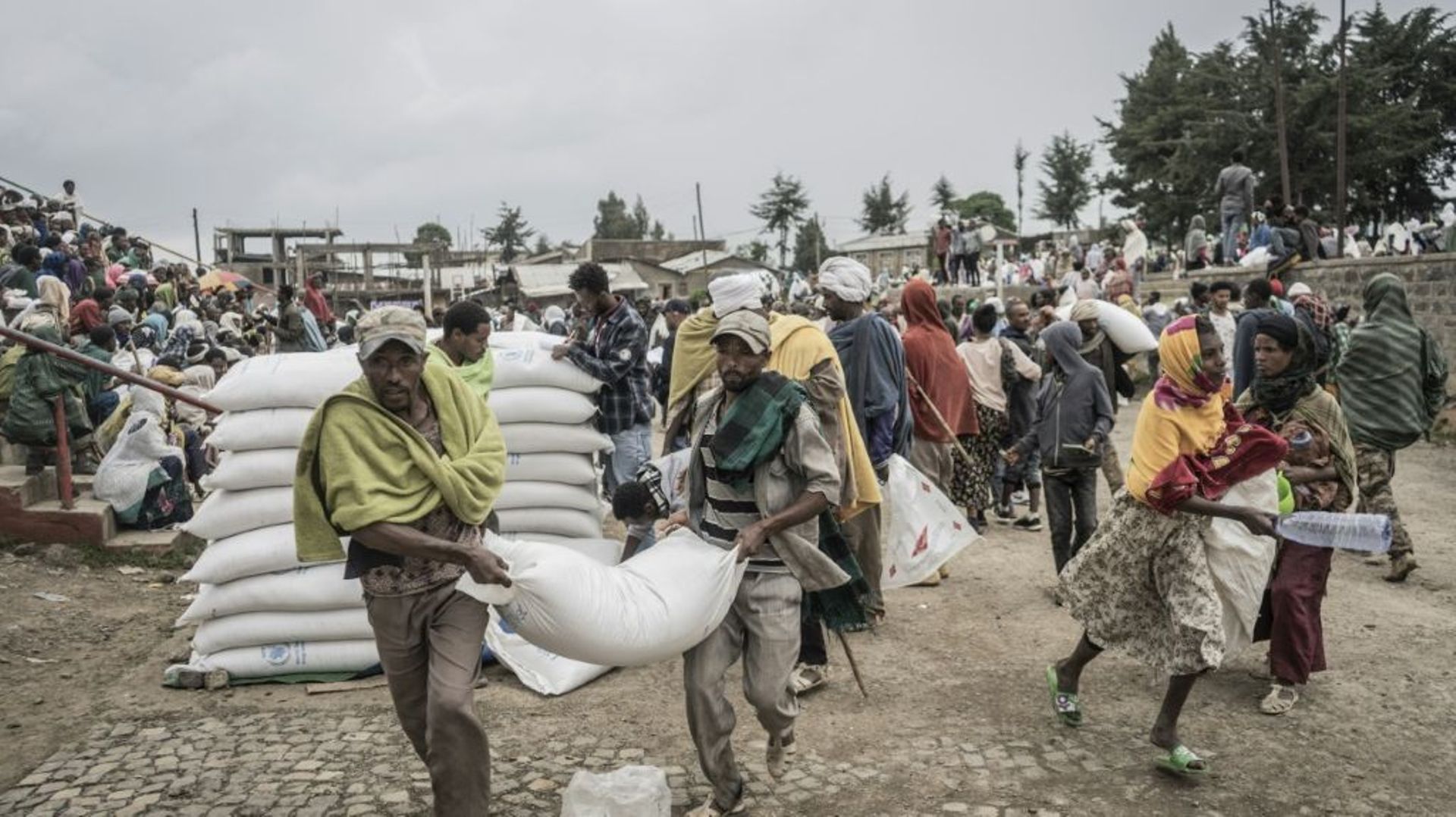 Une distribution de sacs de farine par le PAM à Debark, à 90 km de Gondar, dans le nord de l’Ethiopie, le 15 septembre 2021