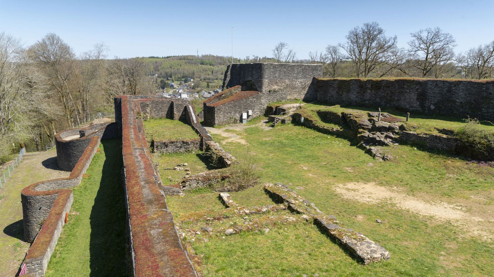 Les ruines médiévales du Château d’Herbeumont