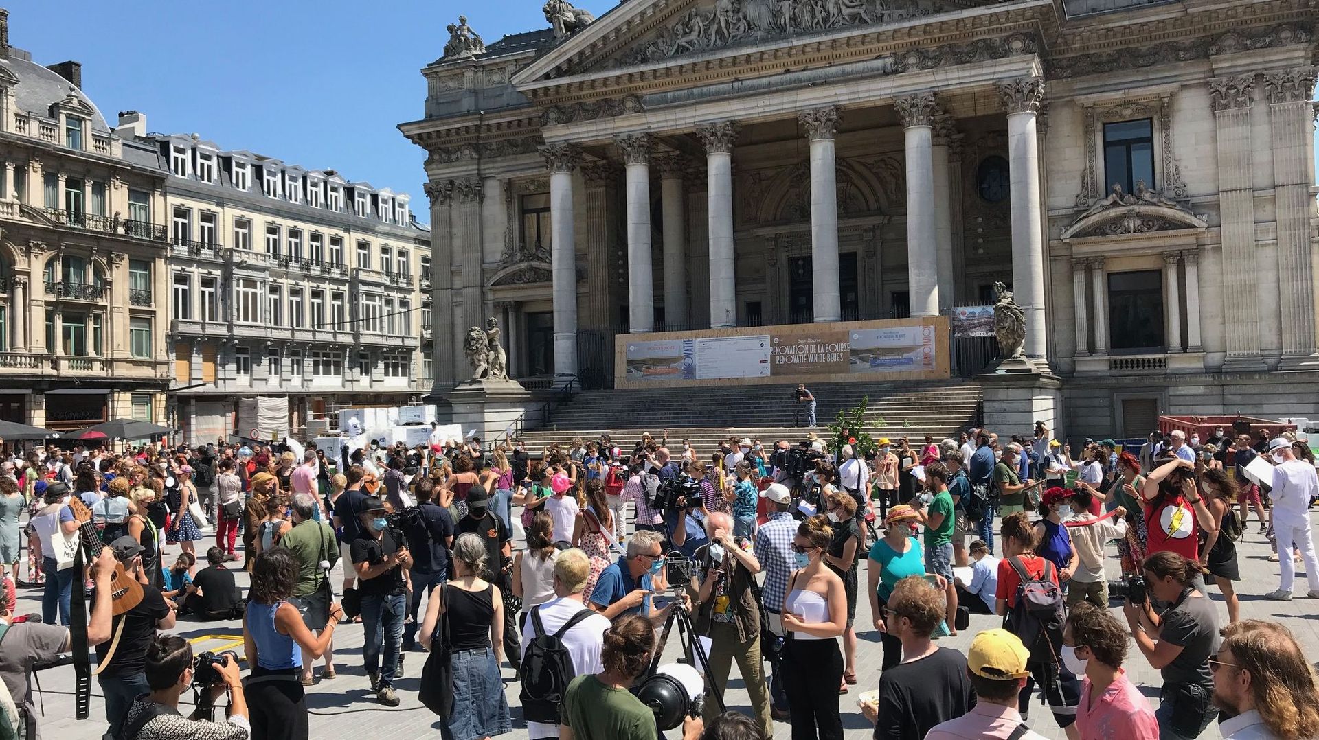 A Bruxelles et dans d'autres villes du pays, les artistes se sont immobilisés pour réclamer des mesures d'urgence pour leur secteur, à l'arrêt depuis plus de trois mois.