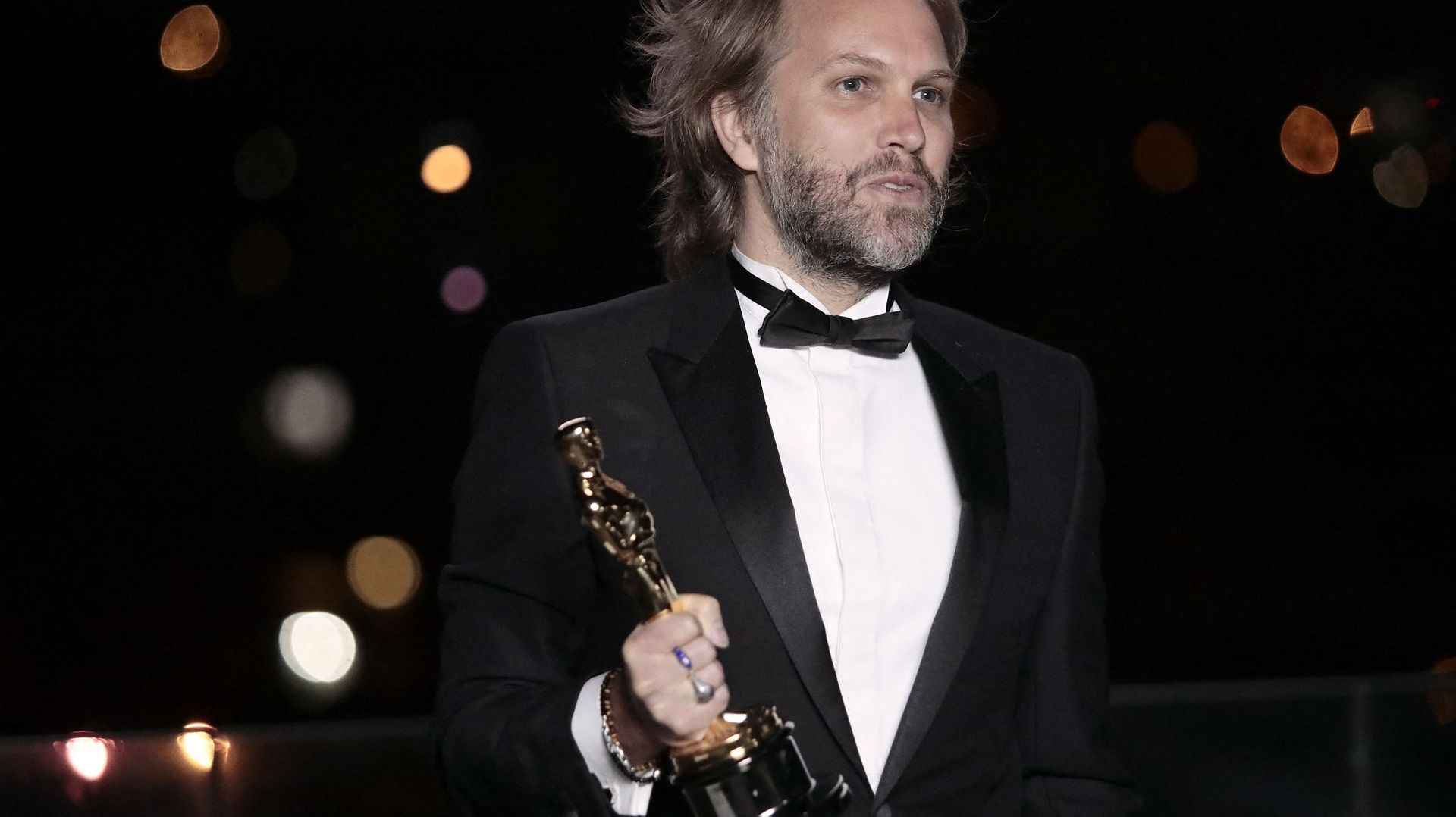 Florian ZellerIl a reçu son prix à Paris, où les Oscars avaient prévu un site dédié pour les artistes ne pouvant se rendre à Los Angeles à cause de la pandémie.