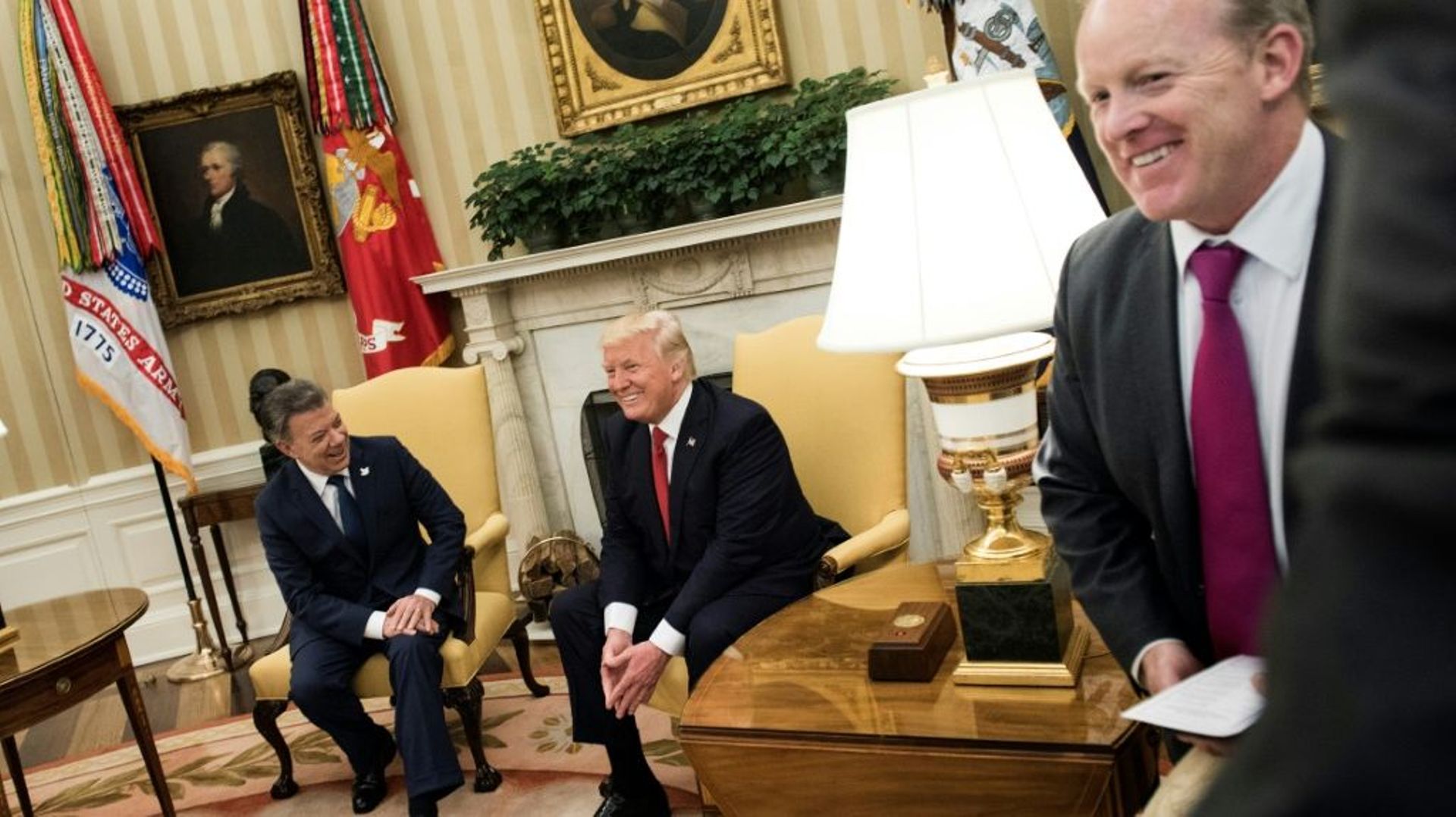 Le porte-parole de la Maison Blanche Sean Spicer (d) lors de la rencontre du président Donald TRump avec son homologue colombien Juan Manuel Santos à Washington, le 18 mai 2017