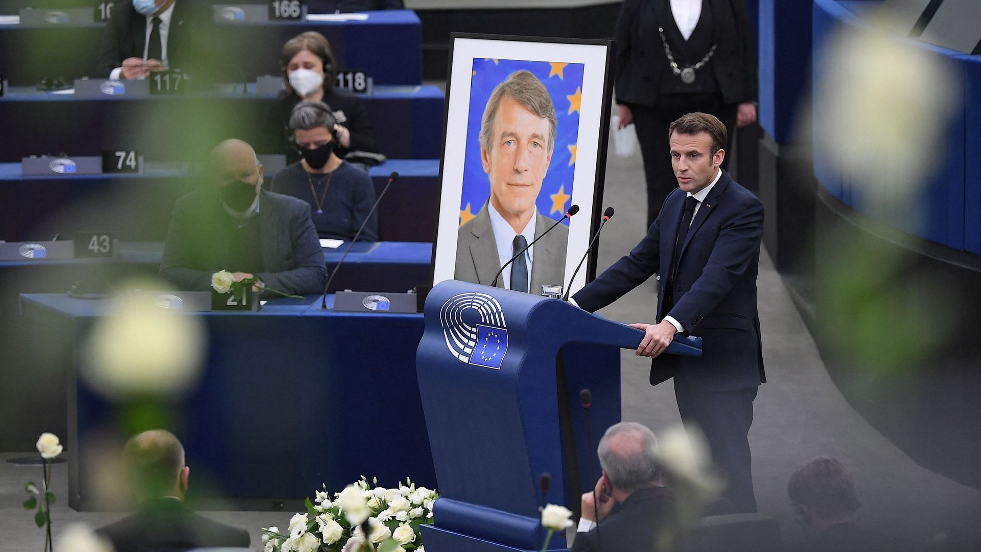 Le président français Emmanuel Macron prononce un discours lors d'un hommage au défunt président du Parlement européen, David Sassoli, au Parlement européen à Strasbourg, le 17 janvier 2022.