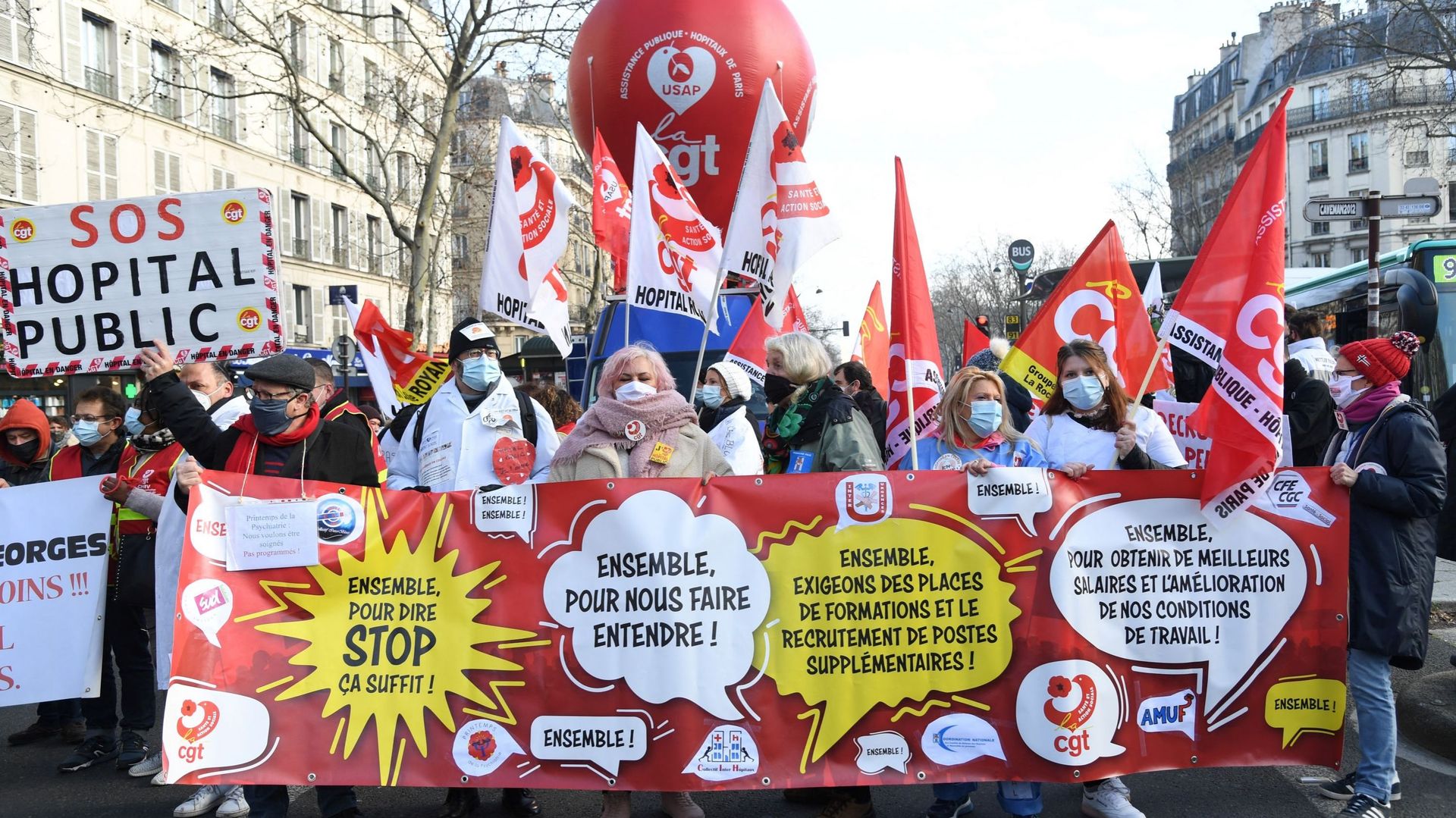 Manifestation nationale pour demander de meilleures conditions de travail et une augmentation de salaire à Paris le 11 janvier 2022.