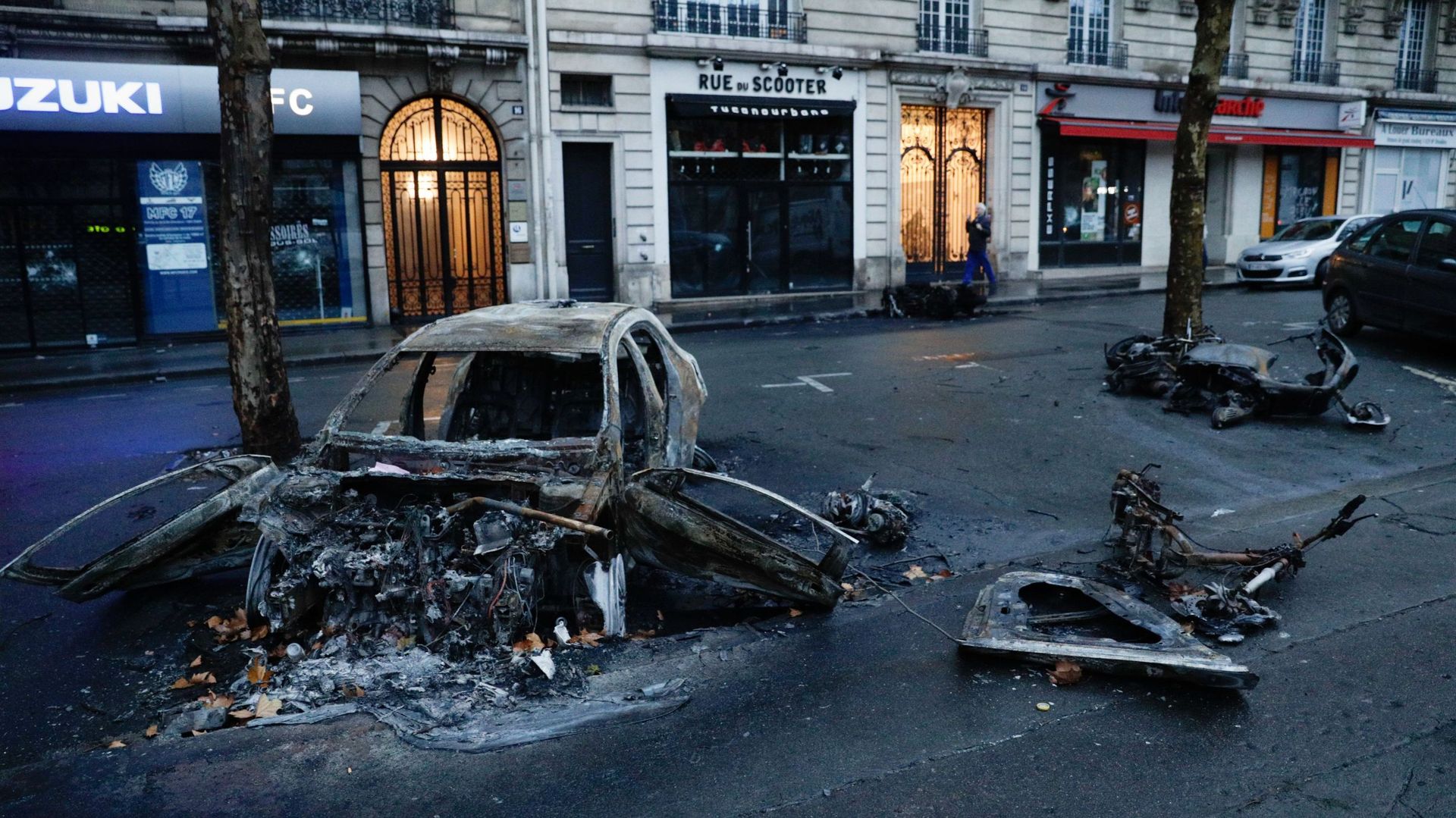 Voitures incendiées, vitrines brisées: les images de Paris au lendemain d'une journée de violences