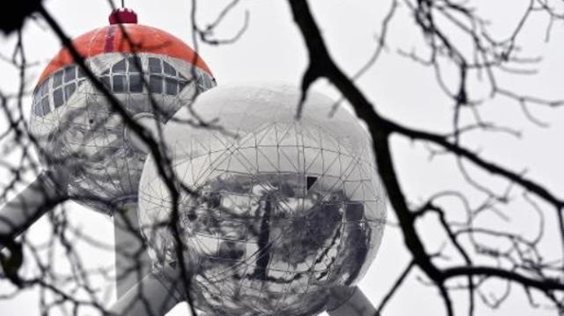 Ouverture d'une exposition lumineuse et sonore dans une sphère de l'Atomium