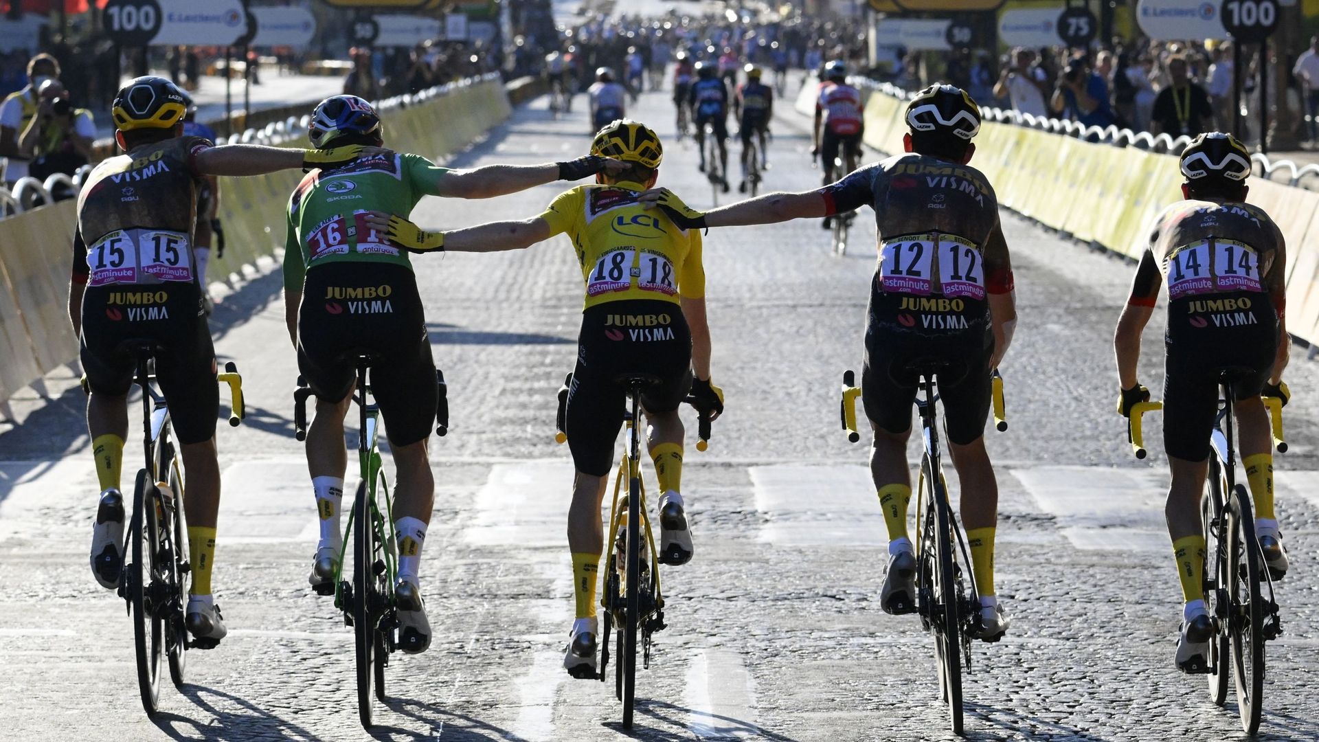 L'équipe Jumbo-Visma à l'arrivée de la dernière étape du Tour de France sur les Champs-Élysées. 24 juillet 2022.