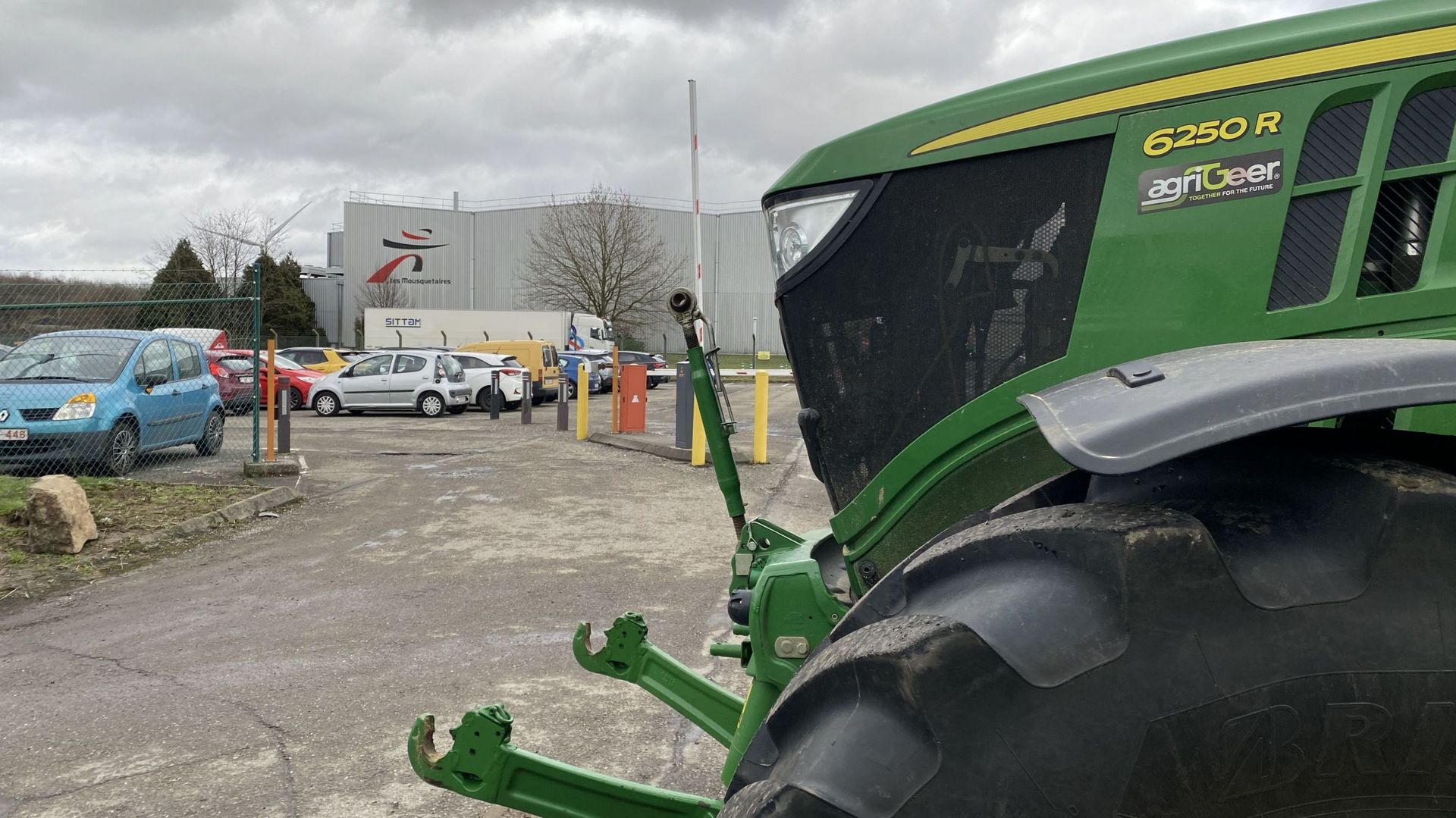 Grogne Du Monde Agricole : Des Manifestants Présents Devant Plusieurs ...