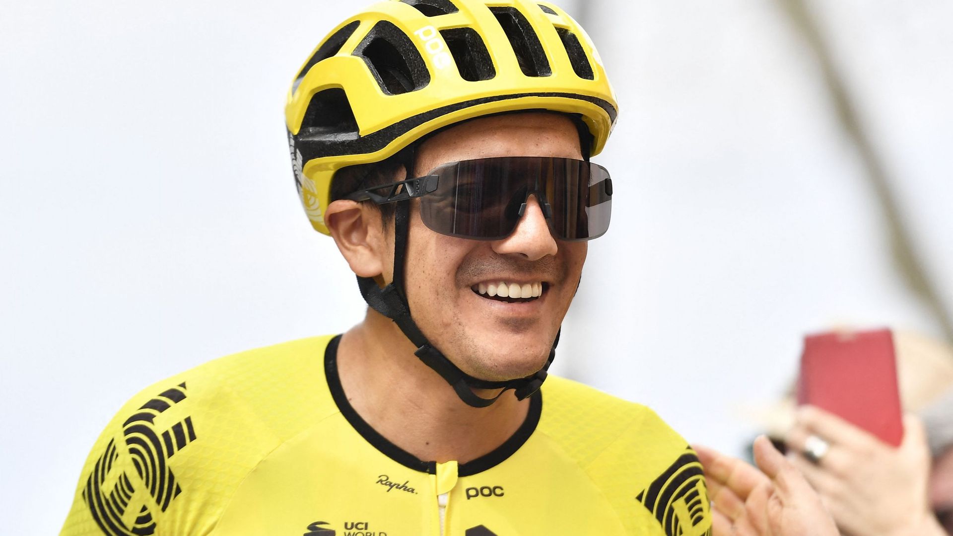 Le coureur équatorien Richard Carapaz sourit avant de prendre le départ de la 5e étape du tour cycliste 2023 Volta Catalunya en Catalogne.