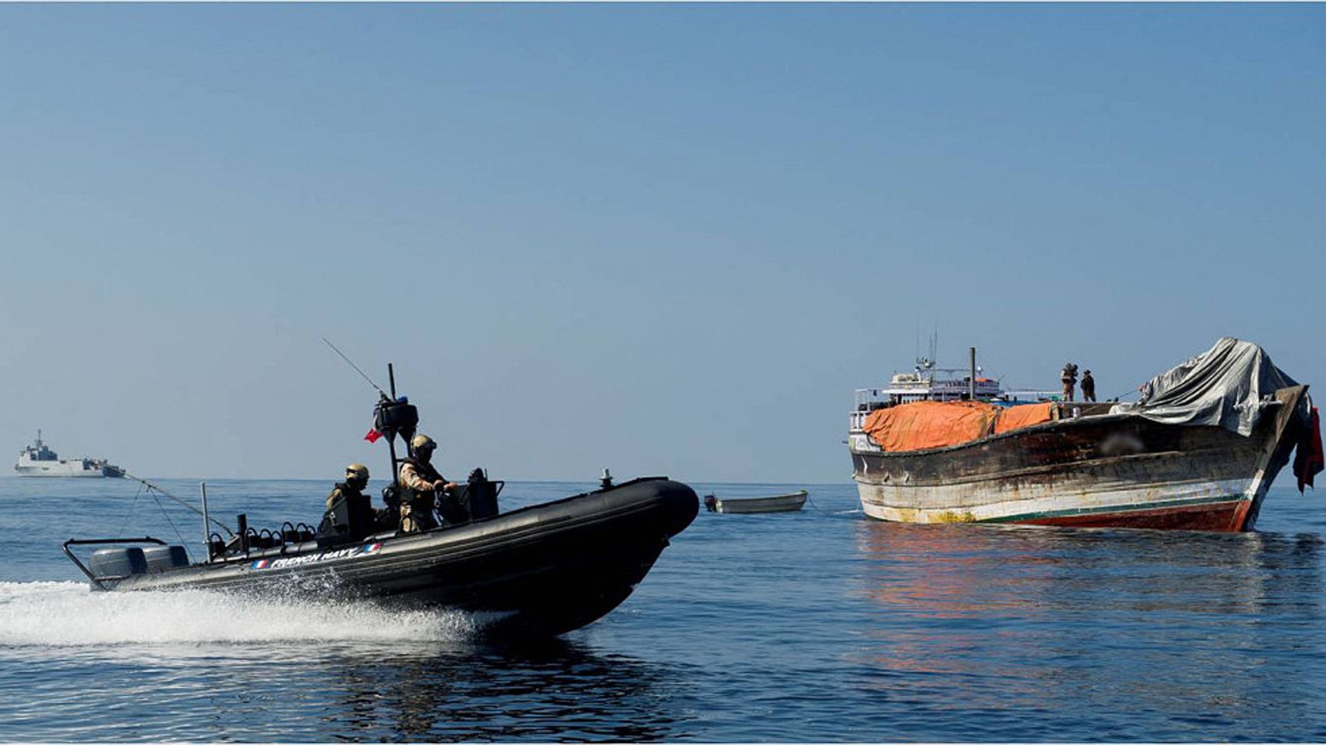 Image d'illustration - Navire de la force navale française de l'UE (EU NAVFOR) en Somalie, lors d'une opération visant à libérer l'équipage d'un Dhow soupçonné d'avoir été utilisé comme navire-mère par des pirates (2014)