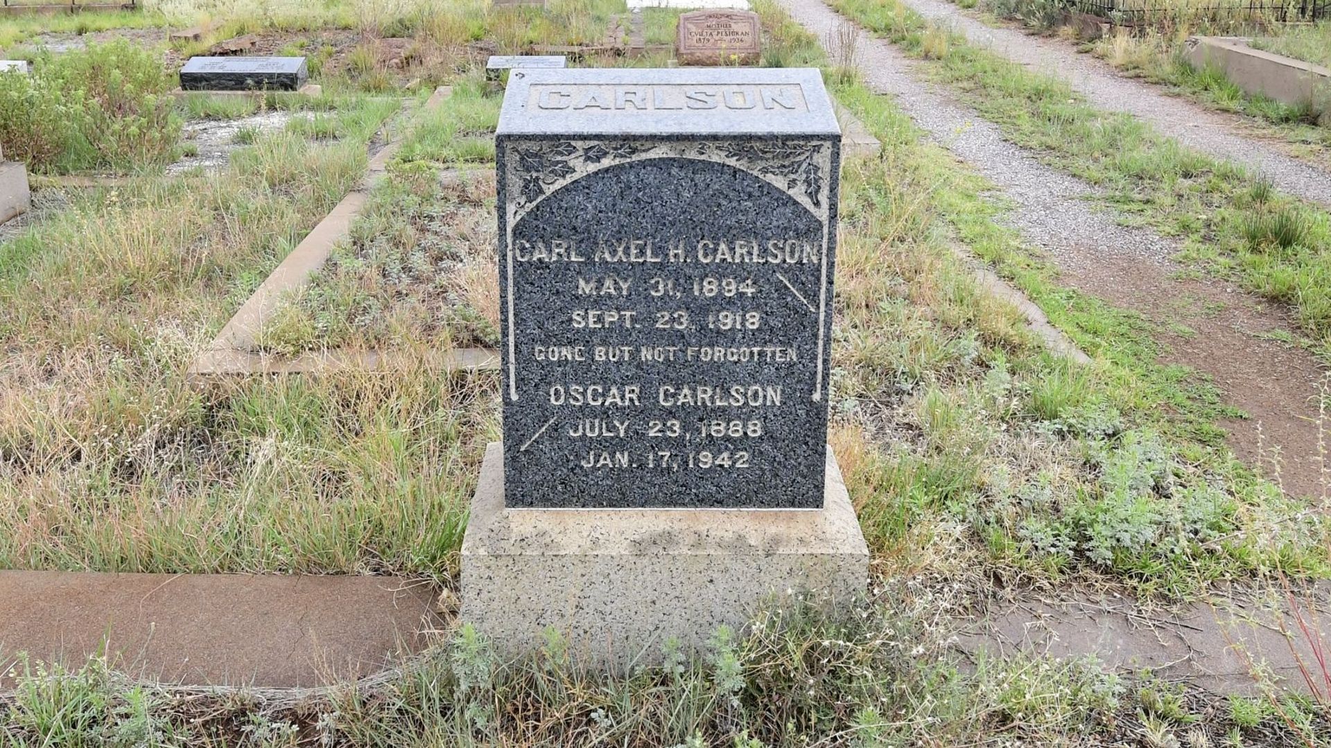 La tombe de Carl Axel Carlson, le soldat par qui le fléau arriva à Bisbéé. Mort de la grippe espagnole en 1918, sa dépouille fut rapatriée pour être inhumée sur ses terres. Et avec elle la grippe espagnole. 