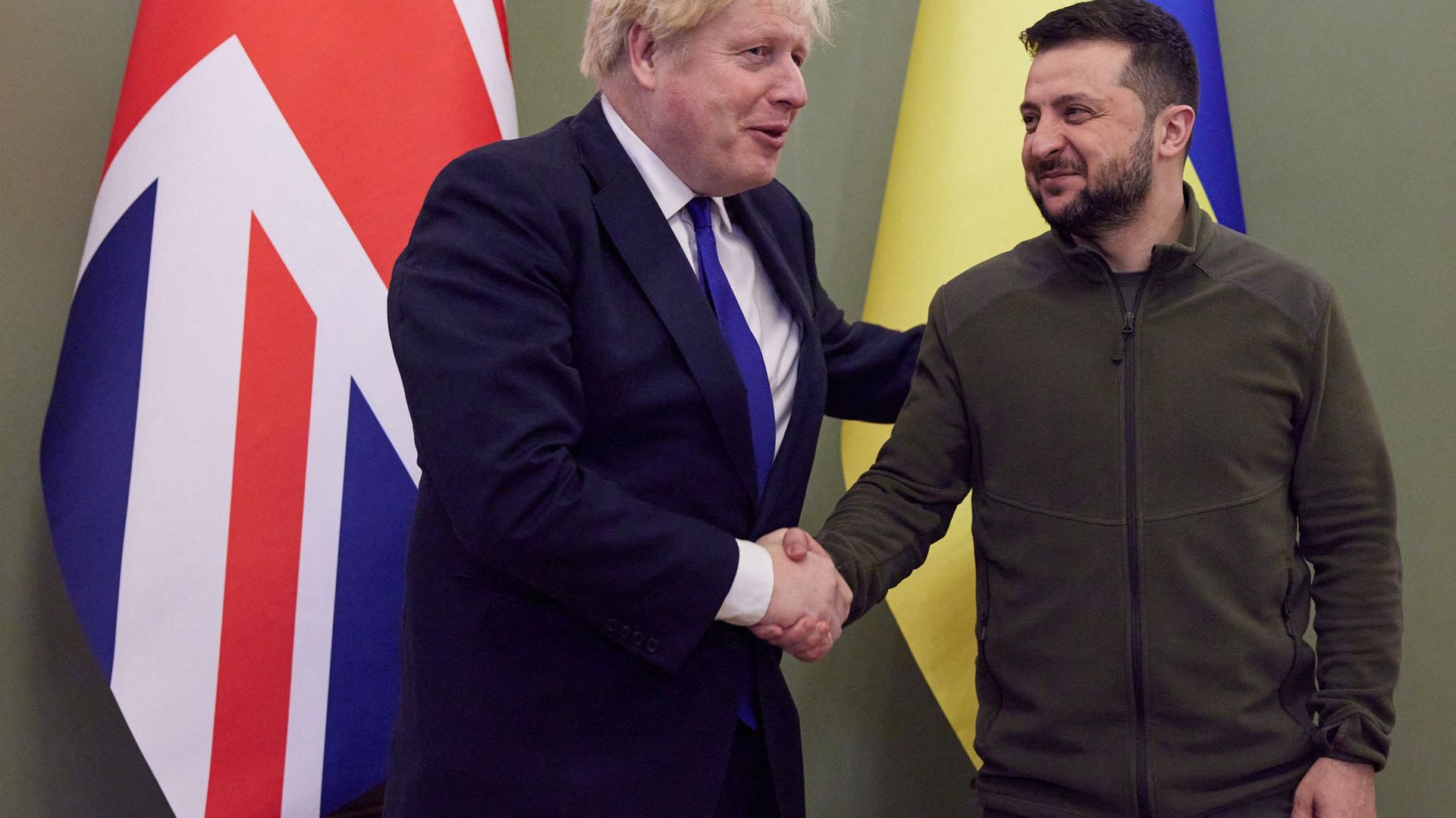 Cette photo prise et publiée le 9 avril 2022 par le service de presse présidentiel ukrainien montre le président ukrainien Volodymyr Zelensky (à droite) serrant la main du Premier ministre britannique Boris Johnson avant leur rencontre à Kiev.