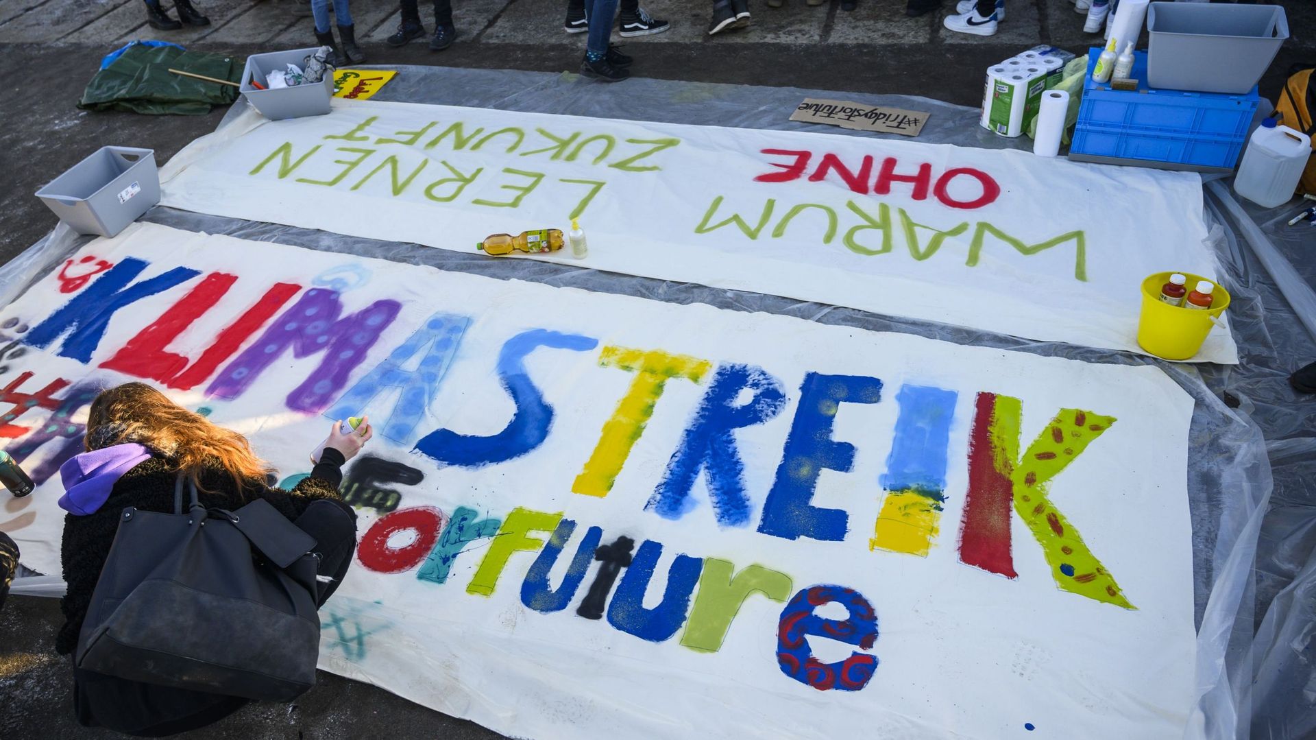 A Berlin, vendredi dernier, des jeunes élèves préparent une banderolle