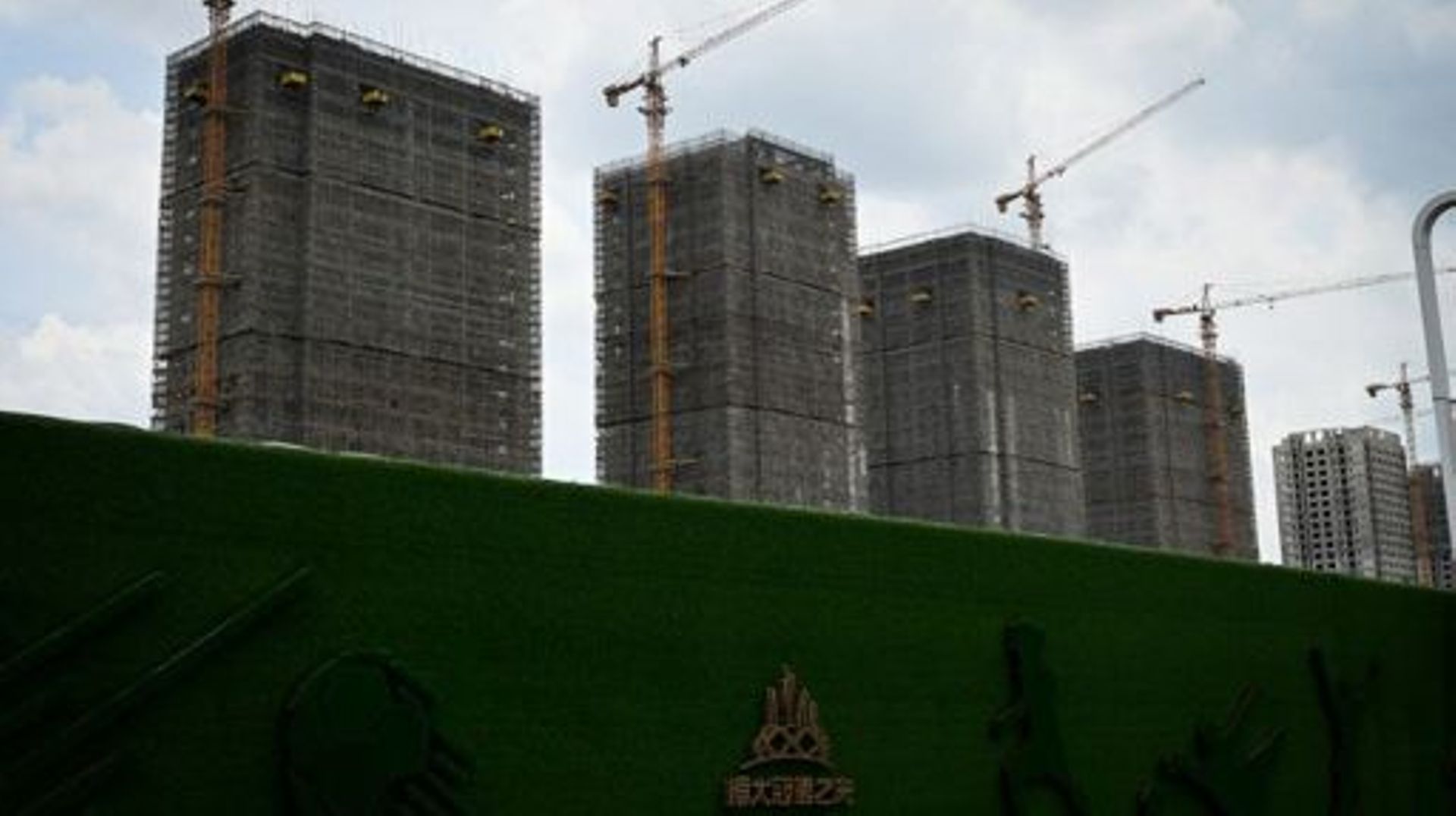 Chine : le géant immobilier endetté Evergrande congédie son PDG